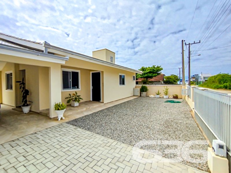 A poucos passos da praia do Ervino, em São Francisco do Sul/SC, esta residência térrea é a oportunidade ideal para quem busca tranquilidade, conforto e um imóvel pronto para morar ou veranear.
Com construção sólida em alvenaria e situada em um amplo terreno plano de 490 m², essa casa oferece tudo o que sua família precisa para viver bem. São 150 m² de área construída muito bem distribuídos em ambientes integrados, confortáveis e iluminados naturalmente.
A área social impressiona com dois ambientes distintos: sala de estar e sala de jantar, ambas muito bem decoradas, com pé-direito alto, janelas amplas e integração com a varanda. A cozinha principal é prática e funcional, com armários planejados que permanecem no imóvel. E para quem gosta de receber, o espaço gourmet com churrasqueira é perfeito para momentos de lazer com a família e amigos.
A casa conta com 3 dormitórios, sendo o principal com armário planejado, além de dois banheiros bem acabados. Há ainda uma segunda cozinha, ideal para quem gosta de praticidade, e um espaço dedicado para home office. A lavanderia é separada, bem ventilada e com excelente espaço de armazenamento.
No quintal, o paisagismo e o jardim agregam charme ao imóvel, com espaço de sobra para futuras ampliações ou até mesmo instalação de piscina. A varanda com redes convida ao descanso e ao contato com a natureza.
Possui garagem coberta para 2 veículos e espaço descoberto para mais 5 carros. O imóvel está todo murado, com portão eletrônico e infraestrutura completa: internet fibra, rua pavimentada, proximidade com transporte público, escolas, mercados e a apenas 200 metros do mar.
Destaques:
3 dormitórios
2 banheiros
2 cozinhas
Sala de estar e jantar
Home office
Área gourmet com churrasqueira
Jardim e quintal amplo
Lavanderia completa
7 vagas de garagem
Portão eletrônico
Móveis de cozinha e embutidos inclusos
Essa é mais uma exclusividade da 636 Negócios Imobiliários, com mais de 30 anos de experiência e excelência técnica em mediação imobiliária.
Agende agora mesmo uma visita e encante-se com este refúgio no litoral catarinense!
636 NEGÓCIOS IMOBILIÁRIOS: A SUA MELHOR ESCOLHA
Com mais de 30 anos de experiência, a 636 Negócios Imobiliários é sua parceira ideal para encontrar o imóvel perfeito. Estamos prontos para ajudá-lo a fazer deste imóvel o seu novo lar.
Telefone: (47) 3451-0636
WhatsApp: (47) 99190-0636
Não perca esta oportunidade única. Visite nosso site para mais informações: i636.com.br