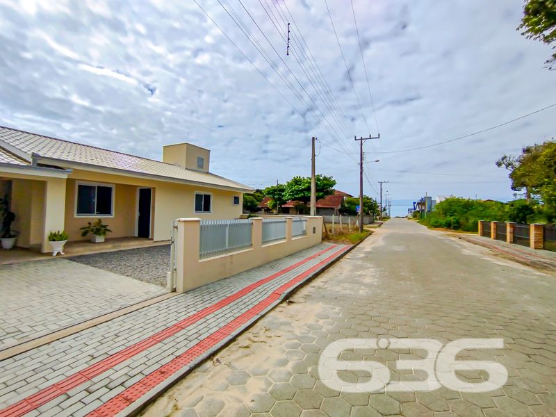 A poucos passos da praia do Ervino, em São Francisco do Sul/SC, esta residência térrea é a oportunidade ideal para quem busca tranquilidade, conforto e um imóvel pronto para morar ou veranear.
Com construção sólida em alvenaria e situada em um amplo terreno plano de 490 m², essa casa oferece tudo o que sua família precisa para viver bem. São 150 m² de área construída muito bem distribuídos em ambientes integrados, confortáveis e iluminados naturalmente.
A área social impressiona com dois ambientes distintos: sala de estar e sala de jantar, ambas muito bem decoradas, com pé-direito alto, janelas amplas e integração com a varanda. A cozinha principal é prática e funcional, com armários planejados que permanecem no imóvel. E para quem gosta de receber, o espaço gourmet com churrasqueira é perfeito para momentos de lazer com a família e amigos.
A casa conta com 3 dormitórios, sendo o principal com armário planejado, além de dois banheiros bem acabados. Há ainda uma segunda cozinha, ideal para quem gosta de praticidade, e um espaço dedicado para home office. A lavanderia é separada, bem ventilada e com excelente espaço de armazenamento.
No quintal, o paisagismo e o jardim agregam charme ao imóvel, com espaço de sobra para futuras ampliações ou até mesmo instalação de piscina. A varanda com redes convida ao descanso e ao contato com a natureza.
Possui garagem coberta para 2 veículos e espaço descoberto para mais 5 carros. O imóvel está todo murado, com portão eletrônico e infraestrutura completa: internet fibra, rua pavimentada, proximidade com transporte público, escolas, mercados e a apenas 200 metros do mar.
Destaques:
3 dormitórios
2 banheiros
2 cozinhas
Sala de estar e jantar
Home office
Área gourmet com churrasqueira
Jardim e quintal amplo
Lavanderia completa
7 vagas de garagem
Portão eletrônico
Móveis de cozinha e embutidos inclusos
Essa é mais uma exclusividade da 636 Negócios Imobiliários, com mais de 30 anos de experiência e excelência técnica em mediação imobiliária.
Agende agora mesmo uma visita e encante-se com este refúgio no litoral catarinense!
636 NEGÓCIOS IMOBILIÁRIOS: A SUA MELHOR ESCOLHA
Com mais de 30 anos de experiência, a 636 Negócios Imobiliários é sua parceira ideal para encontrar o imóvel perfeito. Estamos prontos para ajudá-lo a fazer deste imóvel o seu novo lar.
Telefone: (47) 3451-0636
WhatsApp: (47) 99190-0636
Não perca esta oportunidade única. Visite nosso site para mais informações: i636.com.br