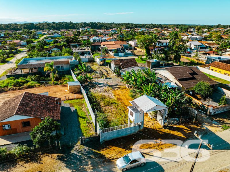 Oportunidade em Balneário Barra do Sul/SC – Terreno amplo no bairro Costeira!
Você que busca um espaço para construir com liberdade, em uma região tranquila e de fácil acesso em Balneário Barra do Sul, vai se interessar por esta excelente oportunidade!
O terreno conta com estrutura de portão de acesso e muros parcialmente edificados, o que já representa um diferencial e economia inicial em futuras obras. As imagens evidenciam um espaço bem demarcado, com vegetação nativa e solo firme, ideal para quem deseja construir sua residência, casa de veraneio ou até mesmo investir em uma área com potencial de valorização.
A região da Costeira é conhecida por seu clima residencial, cercada por áreas verdes e natureza abundante. Um convite para quem valoriza tranquilidade, segurança e qualidade de vida.
636 Negócios Imobiliários, com mais de 30 anos de experiência no mercado e reconhecida por sua excelência técnico-jurídica, tem o compromisso de garantir uma negociação segura, transparente e com total suporte do início ao fim do processo.
Não perca essa chance! Fale com um de nossos corretores e agende sua visita.
636 NEGÓCIOS IMOBILIÁRIOS: A SUA MELHOR ESCOLHA
Com mais de 30 anos de experiência, a 636 Negócios Imobiliários é sua parceira ideal para encontrar o imóvel perfeito. Estamos prontos para ajudá-lo a fazer deste imóvel o seu novo lar.
Telefone: (47) 3451-0636
WhatsApp: (47) 99190-0636
Não perca esta oportunidade única. Visite nosso site para mais informações: i636.com.br