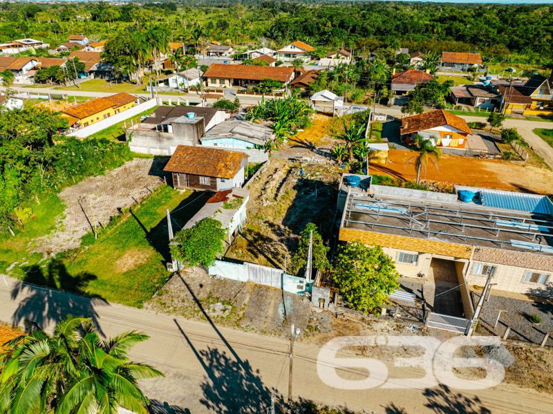 Oportunidade em Balneário Barra do Sul/SC — Terreno com excelente localização no bairro Costeira!
Você está buscando um terreno bem localizado, com metragem generosa e pronto para receber seu projeto? Esta é a sua chance!
Apresentamos este terreno plano com 300,00m², o que facilita construções e aproveitamento integral do espaço.
Situado no bairro Costeira, em Balneário Barra do Sul/SC, o imóvel está a poucos metros de escola municipal e da igreja católica, facilitando o dia a dia de famílias que buscam praticidade e comodidade. A vizinhança é tranquila e já consolidada, com diversas residências ao redor, o que garante segurança e infraestrutura básica ao seu redor.
Outro diferencial é sua posição privilegiada, próxima à região central e com acesso fácil às principais vias da cidade.
As imagens aéreas reforçam o potencial do terreno, mostrando claramente seu entorno urbanizado, a proximidade com áreas de natureza e a curta distância da orla. É o local ideal para quem quer construir uma casa de veraneio, investir em moradia permanente ou até mesmo projetar uma construção multifamiliar para fins de renda.
Não perca essa excelente oportunidade de investir com segurança em uma das regiões mais promissoras do litoral norte catarinense.
636 Negócios Imobiliários — Mais de 30 anos construindo confiança no mercado. Porque só se constrói uma grande empresa com grandes pessoas.
636 NEGÓCIOS IMOBILIÁRIOS: A SUA MELHOR ESCOLHA
Com mais de 30 anos de experiência, a 636 Negócios Imobiliários é sua parceira ideal para encontrar o imóvel perfeito. Estamos prontos para ajudá-lo a fazer deste imóvel o seu novo lar.
Telefone: (47) 3451-0636
WhatsApp: (47) 99190-0636
Não perca esta oportunidade única. Visite nosso site para mais informações: i636.com.br