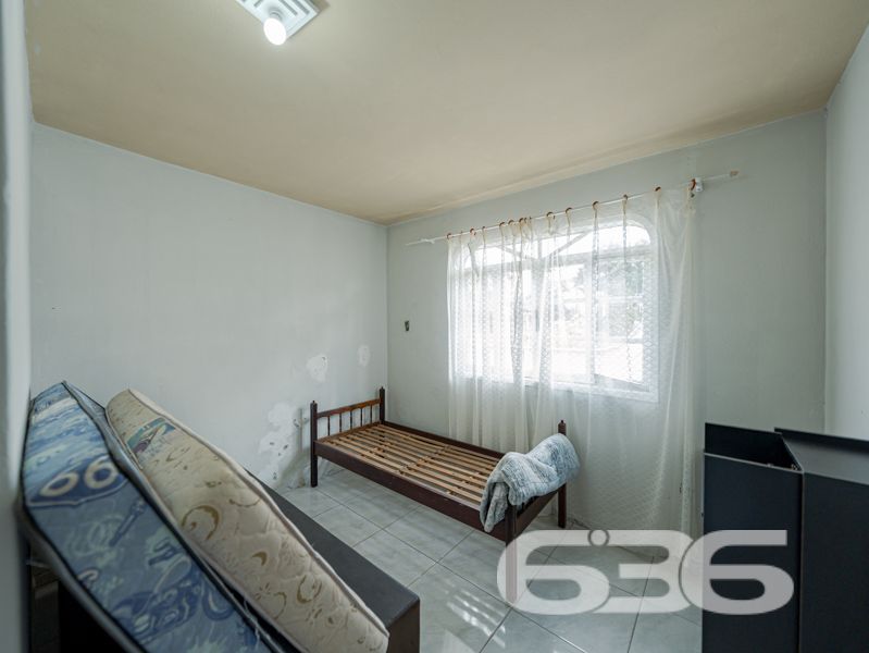 Oportunidade no litoral norte de SC! Ampla residência térrea à venda no bairro Costeira, em Balneário Barra do Sul/SC

Se você busca tranquilidade, espaço e praticidade para toda a família, este imóvel é ideal. Localizada em região residencial do bairro Costeira, esta residência térrea padrão oferece conforto e excelente custo-benefício para quem deseja morar ou investir em uma das cidades mais promissoras do litoral catarinense.

Com 100m² de área em um terreno de 360m², o imóvel é murado e cercado, garantindo mais privacidade e segurança. A casa está pronta para ocupação imediata e com ambientes amplos que oferecem liberdade para personalização.

Na área interna, são 3 dormitórios, dois banheiros sociais, duas salas de estar bem iluminadas, além de uma ampla cozinha integrada com a sala de jantar. Os ambientes possuem boa ventilação natural e estrutura ideal para famílias maiores ou quem valoriza espaço. 

A área externa é um grande diferencial: o imóvel dispõe de área de festas com churrasqueira coberta, bancos rústicos de madeira, espaço para confraternizações e lazer com amigos e familiares. O ambiente é acolhedor e funcional, complementado por um pátio com jardim e área de serviço independente. A garagem é coberta e comporta veículos com segurança.

A localização é tranquila, próxima a escolas e demais serviços essenciais, com fácil acesso ao centro da cidade e às principais vias que ligam ao restante do município. A rua ainda não é pavimentada, porém o bairro está em constante valorização.

Destaques do imóvel:
3 dormitórios
2 banheiros
2 salas de estar
Cozinha integrada à copa
Área de festas com churrasqueira
Garagem 
Murado, cercado e pet friendly

Este é um imóvel com potencial tanto para moradia definitiva quanto para casa de veraneio. Aproveite para realizar um excelente investimento em Balneário Barra do Sul com o apoio técnico, jurídico e comercial da 636 Negócios Imobiliários — referência em vendas na região há mais de 30 anos.

Entre em contato e agende sua visita!
 
636 NEGÓCIOS IMOBILIÁRIOS: A SUA MELHOR ESCOLHA
Com mais de 30 anos de experiência, a 636 Negócios Imobiliários é sua parceira ideal para encontrar o imóvel perfeito. Estamos prontos para ajudá-lo a fazer deste imóvel o seu novo lar.
 
Telefone: (47) 3451-0636
WhatsApp: (47) 99190-0636
 
Não perca esta oportunidade única. Visite nosso site para mais informações: i636.com.br