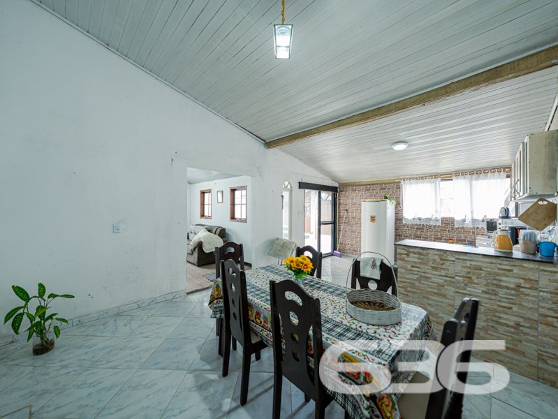 Oportunidade no litoral norte de SC! Ampla residência térrea à venda no bairro Costeira, em Balneário Barra do Sul/SC

Se você busca tranquilidade, espaço e praticidade para toda a família, este imóvel é ideal. Localizada em região residencial do bairro Costeira, esta residência térrea padrão oferece conforto e excelente custo-benefício para quem deseja morar ou investir em uma das cidades mais promissoras do litoral catarinense.

Com 100m² de área em um terreno de 360m², o imóvel é murado e cercado, garantindo mais privacidade e segurança. A casa está pronta para ocupação imediata e com ambientes amplos que oferecem liberdade para personalização.

Na área interna, são 3 dormitórios, dois banheiros sociais, duas salas de estar bem iluminadas, além de uma ampla cozinha integrada com a sala de jantar. Os ambientes possuem boa ventilação natural e estrutura ideal para famílias maiores ou quem valoriza espaço. 

A área externa é um grande diferencial: o imóvel dispõe de área de festas com churrasqueira coberta, bancos rústicos de madeira, espaço para confraternizações e lazer com amigos e familiares. O ambiente é acolhedor e funcional, complementado por um pátio com jardim e área de serviço independente. A garagem é coberta e comporta veículos com segurança.

A localização é tranquila, próxima a escolas e demais serviços essenciais, com fácil acesso ao centro da cidade e às principais vias que ligam ao restante do município. A rua ainda não é pavimentada, porém o bairro está em constante valorização.

Destaques do imóvel:
3 dormitórios
2 banheiros
2 salas de estar
Cozinha integrada à copa
Área de festas com churrasqueira
Garagem 
Murado, cercado e pet friendly

Este é um imóvel com potencial tanto para moradia definitiva quanto para casa de veraneio. Aproveite para realizar um excelente investimento em Balneário Barra do Sul com o apoio técnico, jurídico e comercial da 636 Negócios Imobiliários — referência em vendas na região há mais de 30 anos.

Entre em contato e agende sua visita!
 
636 NEGÓCIOS IMOBILIÁRIOS: A SUA MELHOR ESCOLHA
Com mais de 30 anos de experiência, a 636 Negócios Imobiliários é sua parceira ideal para encontrar o imóvel perfeito. Estamos prontos para ajudá-lo a fazer deste imóvel o seu novo lar.
 
Telefone: (47) 3451-0636
WhatsApp: (47) 99190-0636
 
Não perca esta oportunidade única. Visite nosso site para mais informações: i636.com.br