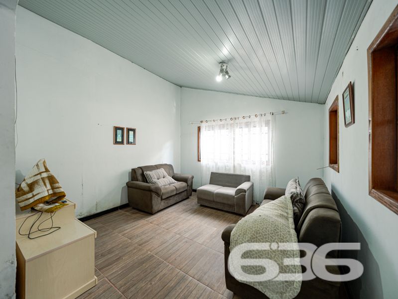 Oportunidade no litoral norte de SC! Ampla residência térrea à venda no bairro Costeira, em Balneário Barra do Sul/SC

Se você busca tranquilidade, espaço e praticidade para toda a família, este imóvel é ideal. Localizada em região residencial do bairro Costeira, esta residência térrea padrão oferece conforto e excelente custo-benefício para quem deseja morar ou investir em uma das cidades mais promissoras do litoral catarinense.

Com 100m² de área em um terreno de 360m², o imóvel é murado e cercado, garantindo mais privacidade e segurança. A casa está pronta para ocupação imediata e com ambientes amplos que oferecem liberdade para personalização.

Na área interna, são 3 dormitórios, dois banheiros sociais, duas salas de estar bem iluminadas, além de uma ampla cozinha integrada com a sala de jantar. Os ambientes possuem boa ventilação natural e estrutura ideal para famílias maiores ou quem valoriza espaço. 

A área externa é um grande diferencial: o imóvel dispõe de área de festas com churrasqueira coberta, bancos rústicos de madeira, espaço para confraternizações e lazer com amigos e familiares. O ambiente é acolhedor e funcional, complementado por um pátio com jardim e área de serviço independente. A garagem é coberta e comporta veículos com segurança.

A localização é tranquila, próxima a escolas e demais serviços essenciais, com fácil acesso ao centro da cidade e às principais vias que ligam ao restante do município. A rua ainda não é pavimentada, porém o bairro está em constante valorização.

Destaques do imóvel:
3 dormitórios
2 banheiros
2 salas de estar
Cozinha integrada à copa
Área de festas com churrasqueira
Garagem 
Murado, cercado e pet friendly

Este é um imóvel com potencial tanto para moradia definitiva quanto para casa de veraneio. Aproveite para realizar um excelente investimento em Balneário Barra do Sul com o apoio técnico, jurídico e comercial da 636 Negócios Imobiliários — referência em vendas na região há mais de 30 anos.

Entre em contato e agende sua visita!
 
636 NEGÓCIOS IMOBILIÁRIOS: A SUA MELHOR ESCOLHA
Com mais de 30 anos de experiência, a 636 Negócios Imobiliários é sua parceira ideal para encontrar o imóvel perfeito. Estamos prontos para ajudá-lo a fazer deste imóvel o seu novo lar.
 
Telefone: (47) 3451-0636
WhatsApp: (47) 99190-0636
 
Não perca esta oportunidade única. Visite nosso site para mais informações: i636.com.br