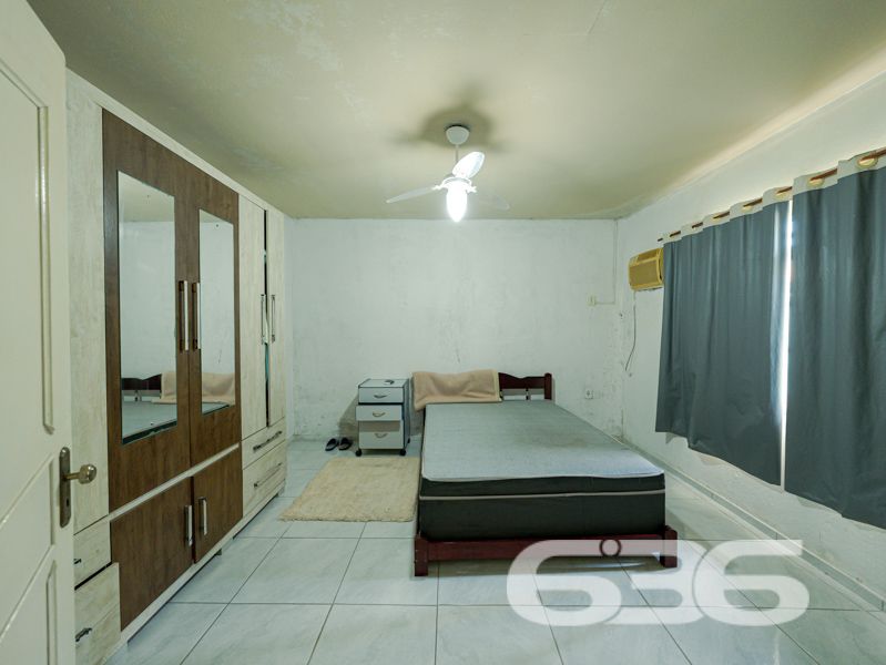 Oportunidade no litoral norte de SC! Ampla residência térrea à venda no bairro Costeira, em Balneário Barra do Sul/SC

Se você busca tranquilidade, espaço e praticidade para toda a família, este imóvel é ideal. Localizada em região residencial do bairro Costeira, esta residência térrea padrão oferece conforto e excelente custo-benefício para quem deseja morar ou investir em uma das cidades mais promissoras do litoral catarinense.

Com 100m² de área em um terreno de 360m², o imóvel é murado e cercado, garantindo mais privacidade e segurança. A casa está pronta para ocupação imediata e com ambientes amplos que oferecem liberdade para personalização.

Na área interna, são 3 dormitórios, dois banheiros sociais, duas salas de estar bem iluminadas, além de uma ampla cozinha integrada com a sala de jantar. Os ambientes possuem boa ventilação natural e estrutura ideal para famílias maiores ou quem valoriza espaço. 

A área externa é um grande diferencial: o imóvel dispõe de área de festas com churrasqueira coberta, bancos rústicos de madeira, espaço para confraternizações e lazer com amigos e familiares. O ambiente é acolhedor e funcional, complementado por um pátio com jardim e área de serviço independente. A garagem é coberta e comporta veículos com segurança.

A localização é tranquila, próxima a escolas e demais serviços essenciais, com fácil acesso ao centro da cidade e às principais vias que ligam ao restante do município. A rua ainda não é pavimentada, porém o bairro está em constante valorização.

Destaques do imóvel:
3 dormitórios
2 banheiros
2 salas de estar
Cozinha integrada à copa
Área de festas com churrasqueira
Garagem 
Murado, cercado e pet friendly

Este é um imóvel com potencial tanto para moradia definitiva quanto para casa de veraneio. Aproveite para realizar um excelente investimento em Balneário Barra do Sul com o apoio técnico, jurídico e comercial da 636 Negócios Imobiliários — referência em vendas na região há mais de 30 anos.

Entre em contato e agende sua visita!
 
636 NEGÓCIOS IMOBILIÁRIOS: A SUA MELHOR ESCOLHA
Com mais de 30 anos de experiência, a 636 Negócios Imobiliários é sua parceira ideal para encontrar o imóvel perfeito. Estamos prontos para ajudá-lo a fazer deste imóvel o seu novo lar.
 
Telefone: (47) 3451-0636
WhatsApp: (47) 99190-0636
 
Não perca esta oportunidade única. Visite nosso site para mais informações: i636.com.br