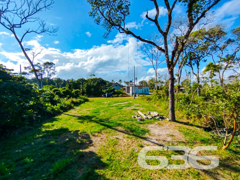 Terreno à venda no Ervino – São Francisco do Sul/SC
Se você está buscando um terreno plano, em uma localização estratégica no litoral norte de Santa Catarina, esta é a oportunidade ideal.
Localizado no bairro Ervino, em São Francisco do Sul/SC, este terreno possui 375 m², com 12,50 metros de frente e fundos, e 30 metros nas laterais, formando um lote de geometria regular e topografia plana, perfeito para construção imediata.
Diferenciais da localização:
Apenas alguns metros da Praia do Ervino, uma das mais tranquilas e preservadas da região, próximo do do Canal do Linguado, excelente ponto para quem aprecia pesca, esportes náuticos e contato com a natureza.
Região em franca expansão, ideal tanto para uso residencial quanto para investimento de longo prazo.
As fotos comprovam o potencial deste terreno: arborizado, com boa incidência solar, ventilação natural e rodeado por verde. É um espaço que oferece liberdade para construir com conforto, privacidade e qualidade de vida.
636 NEGÓCIOS IMOBILIÁRIOS: A SUA MELHOR ESCOLHA
Com mais de 30 anos de experiência, a 636 Negócios Imobiliários é sua parceira ideal para encontrar o imóvel perfeito. Estamos prontos para ajudá-lo a fazer deste imóvel o seu novo lar.
Telefone: (47) 3451-0636
WhatsApp: (47) 99190-0636
Não perca esta oportunidade única. Visite nosso site para mais informações: i636.com.br