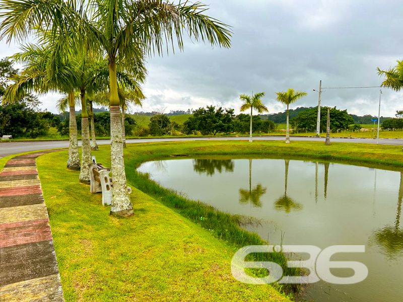 Terreno à venda no Itinga – Araquari/SC | 360m²
Apresentamos uma das oportunidades mais valorizadas do bairro Itinga, em Araquari/SC: um terreno plano, com 360m² , geometria regular e face norte, ideal para projetos que priorizam boa iluminação natural e ventilação.
Localizado no Loteamento, um dos empreendimentos mais modernos e planejados da região, o imóvel oferece um entorno impecável, com ruas pavimentadas, paisagismo com palmeiras, lagos ornamentais, pista de caminhada, áreas de lazer e uma vizinhança formada por residências de alto padrão.
Seja para construir a casa dos sonhos ou como ativo de valorização patrimonial, este terreno reúne os elementos ideais: localização estratégica, segurança urbanística, beleza paisagística e documentação regular.
Entre em contato com a 636 Negócios Imobiliários e venha conhecer de perto o cenário onde sua próxima conquista vai nascer.
636 NEGÓCIOS IMOBILIÁRIOS: A SUA MELHOR ESCOLHA
Com mais de 30 anos de experiência, a 636 Negócios Imobiliários é sua parceira ideal para encontrar o imóvel perfeito. Estamos prontos para ajudá-lo a fazer deste imóvel o seu novo lar.
Telefone: (47) 3451-0636
WhatsApp: (47) 99190-0636
Não perca esta oportunidade única. Visite nosso site para mais informações: i636.com.br