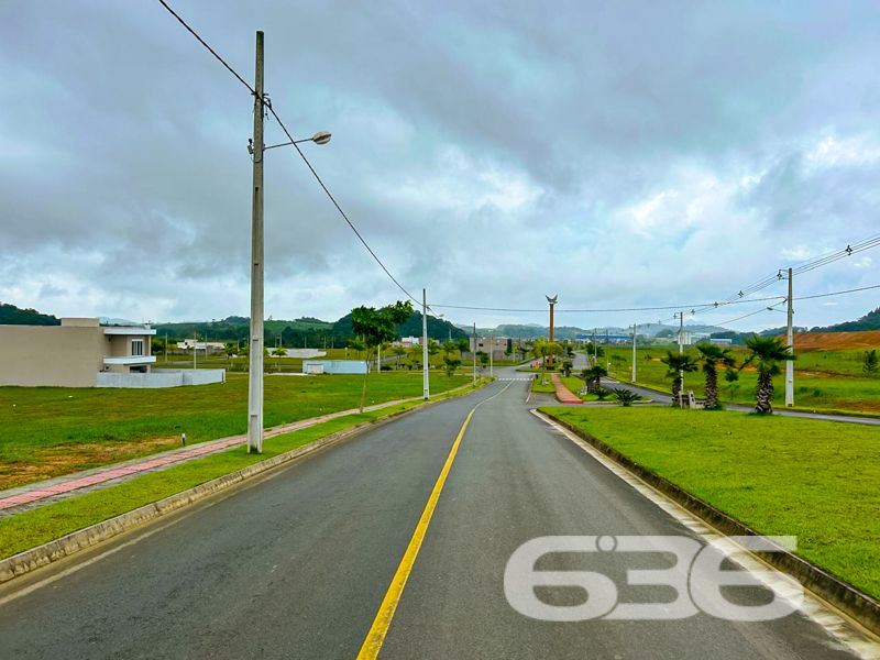 Terreno à venda no Itinga – Araquari/SC | 360m²
Apresentamos uma das oportunidades mais valorizadas do bairro Itinga, em Araquari/SC: um terreno plano, com 360m² , geometria regular e face norte, ideal para projetos que priorizam boa iluminação natural e ventilação.
Localizado no Loteamento, um dos empreendimentos mais modernos e planejados da região, o imóvel oferece um entorno impecável, com ruas pavimentadas, paisagismo com palmeiras, lagos ornamentais, pista de caminhada, áreas de lazer e uma vizinhança formada por residências de alto padrão.
Seja para construir a casa dos sonhos ou como ativo de valorização patrimonial, este terreno reúne os elementos ideais: localização estratégica, segurança urbanística, beleza paisagística e documentação regular.
Entre em contato com a 636 Negócios Imobiliários e venha conhecer de perto o cenário onde sua próxima conquista vai nascer.
636 NEGÓCIOS IMOBILIÁRIOS: A SUA MELHOR ESCOLHA
Com mais de 30 anos de experiência, a 636 Negócios Imobiliários é sua parceira ideal para encontrar o imóvel perfeito. Estamos prontos para ajudá-lo a fazer deste imóvel o seu novo lar.
Telefone: (47) 3451-0636
WhatsApp: (47) 99190-0636
Não perca esta oportunidade única. Visite nosso site para mais informações: i636.com.br