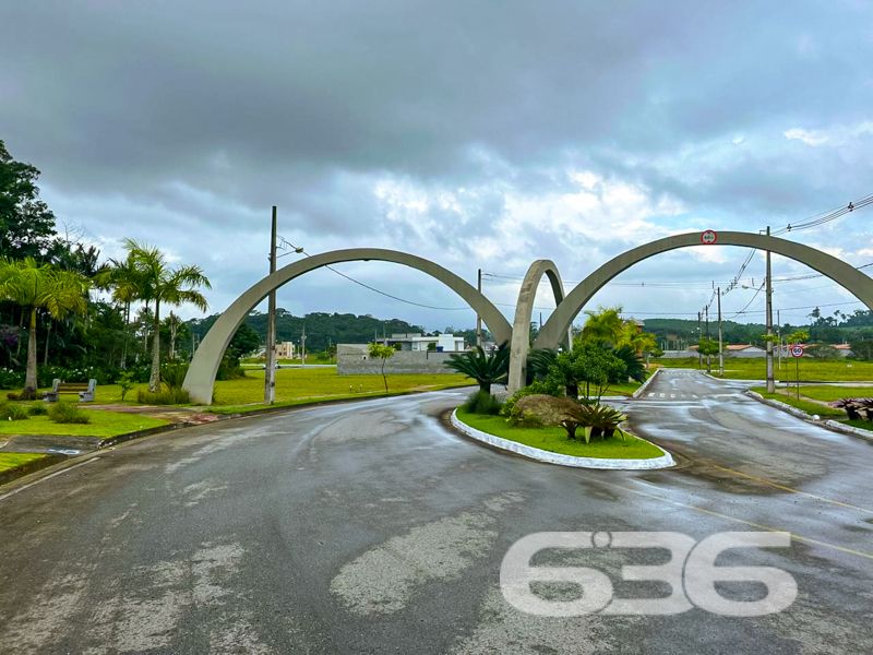 Terreno à venda no Itinga – Araquari/SC | 360m²
Apresentamos uma das oportunidades mais valorizadas do bairro Itinga, em Araquari/SC: um terreno plano, com 360m² , geometria regular e face norte, ideal para projetos que priorizam boa iluminação natural e ventilação.
Localizado no Loteamento, um dos empreendimentos mais modernos e planejados da região, o imóvel oferece um entorno impecável, com ruas pavimentadas, paisagismo com palmeiras, lagos ornamentais, pista de caminhada, áreas de lazer e uma vizinhança formada por residências de alto padrão.
Seja para construir a casa dos sonhos ou como ativo de valorização patrimonial, este terreno reúne os elementos ideais: localização estratégica, segurança urbanística, beleza paisagística e documentação regular.
Entre em contato com a 636 Negócios Imobiliários e venha conhecer de perto o cenário onde sua próxima conquista vai nascer.
636 NEGÓCIOS IMOBILIÁRIOS: A SUA MELHOR ESCOLHA
Com mais de 30 anos de experiência, a 636 Negócios Imobiliários é sua parceira ideal para encontrar o imóvel perfeito. Estamos prontos para ajudá-lo a fazer deste imóvel o seu novo lar.
Telefone: (47) 3451-0636
WhatsApp: (47) 99190-0636
Não perca esta oportunidade única. Visite nosso site para mais informações: i636.com.br