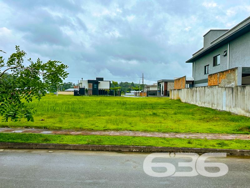 Exclusividade 636 Negócios Imobiliários
Imagine morar ou investir em um dos loteamentos mais planejados e valorizados de Araquari/SC. Apresentamos este excelente terreno localizado no bairro Itinga, com infraestrutura completa, ruas asfaltadas, paisagismo exuberante, áreas verdes preservadas e um charmoso lago artificial que proporciona bem-estar e valorização ao seu patrimônio.
Com 360,00 m² de área total, o terreno possui dimensões generosas: 12 metros de frente por 30 metros de profundidade, garantindo espaço ideal para construir a casa dos seus sonhos ou aquele projeto de investimento com retorno garantido.
Posicionado com face norte, o terreno recebe excelente iluminação natural ao longo do dia, contribuindo para ambientes mais aconchegantes e eficientes em termos energéticos.
Localizado em rua pavimentada, dentro de um loteamento moderno e já consolidado, com belas residências construídas ao redor, garantindo segurança, tranquilidade e um estilo de vida elevado.
Destaque para o paisagismo impecável, calçadas largas com acessibilidade, palmeiras ornamentais, praças com bancos, ciclovia e espaço de convivência ao ar livre. Um lugar pensado para o bem-estar de todos.
Ideal para quem valoriza infraestrutura, localização estratégica e qualidade de vida — este terreno reúne tudo isso e mais!
Não perca a chance de garantir seu lugar neste cenário promissor.
Entre em contato com a 636 Negócios Imobiliários e descubra por que só se constrói uma grande empresa com grandes pessoas — e grandes escolhas!
Agende sua visita agora mesmo!
636 NEGÓCIOS IMOBILIÁRIOS: A SUA MELHOR ESCOLHA
Com mais de 30 anos de experiência, a 636 Negócios Imobiliários é sua parceira ideal para encontrar o imóvel perfeito. Estamos prontos para ajudá-lo a fazer deste imóvel o seu novo lar.
Telefone: (47) 3451-0636
WhatsApp: (47) 99190-0636
Não perca esta oportunidade única. Visite nosso site para mais informações: i636.com.br