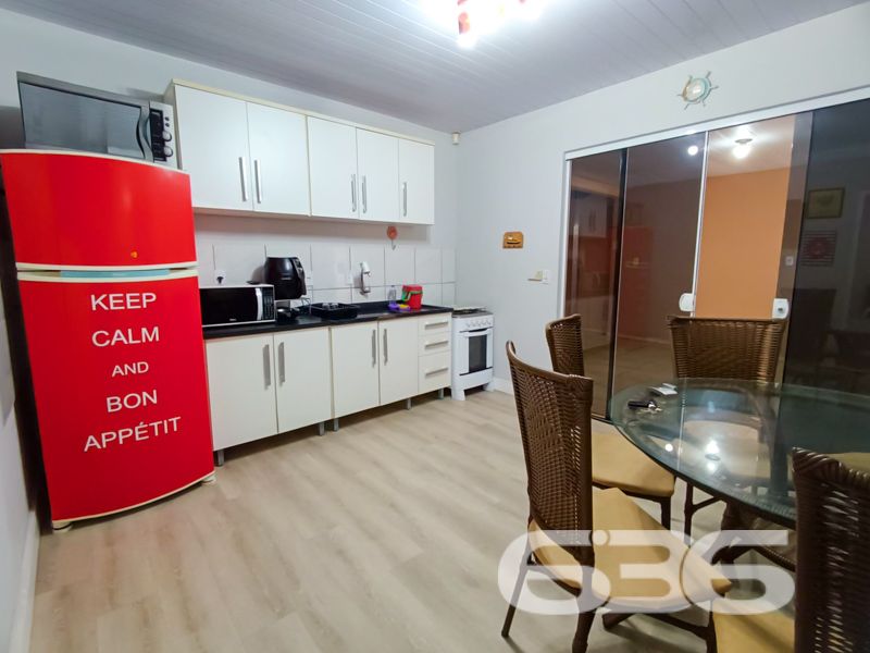 Aconchego e praticidade a 750 metros do mar na Praia da Enseada – São Francisco do Sul/SC!
Imagine morar ou investir em uma residência térrea, localizada em uma das regiões mais procuradas do litoral catarinense: a Praia da Enseada. Esta casa está a apenas 750 metros do mar, com terreno de 250 m².
Com 99,97 m² de área, o imóvel oferece uma planta funcional e ambientes acolhedores. São 2 dormitórios amplos e arejados, perfeitos para receber a família ou amigos, além de 2 banheiros bem distribuídos. A sala de estar é integrada à cozinha, que conta com armários planejados e ótimo espaço para refeições rápidas ou mais elaboradas. A área de festas coberta, com churrasqueira é o ambiente ideal para momentos de confraternização em qualquer estação do ano.
Além disso, o imóvel possui varanda com rede, jardim frontal, estrutura murada para maior privacidade e segurança, e garagem coberta para até 3 veículos. A conexão de internet por fibra já está instalada, o que permite excelente conectividade para quem busca morar, trabalhar remotamente ou rentabilizar com locações de temporada.
Uma oportunidade única para quem valoriza localização, conforto e segurança.
Não perca esta chance. Agende agora uma visita com a 636 Negócios Imobiliários e venha conhecer seu novo refúgio na praia. Mais de 30 anos de história construindo sonhos com excelência técnica e confiança!
636 NEGÓCIOS IMOBILIÁRIOS: A SUA MELHOR ESCOLHA
Com mais de 30 anos de experiência, a 636 Negócios Imobiliários é sua parceira ideal para encontrar o imóvel perfeito. Estamos prontos para ajudá-lo a fazer deste imóvel o seu novo lar.
Telefone: (47) 3451-0636
WhatsApp: (47) 99190-0636
Não perca esta oportunidade única. Visite nosso site para mais informações: i636.com.br