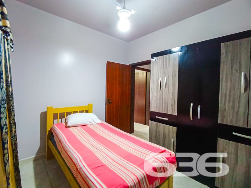Espaço, conforto e localização privilegiada em São Francisco do Sul – a apenas 300 metros do mar!
Apresentamos este excelente sobrado residencial no bairro Ubatuba, ideal para quem busca viver com tranquilidade, amplo espaço e praticidade. Com 312,50m² de área, este imóvel é perfeito para famílias grandes ou para quem deseja receber amigos e familiares com muito conforto.
A residência conta com 4 dormitórios, sendo 3 suítes, totalizando 6 banheiros, o que garante privacidade e funcionalidade. Todos os ambientes são bem arejados, com excelente iluminação natural, ventiladores de teto e janelas amplas. A área íntima é composta por dormitórios espaçosos, alguns com armários planejados e sacada.
Na área social, o imóvel surpreende com uma sala de estar ampla, perfeita para momentos em família, além de uma cozinha funcional integrada à área de festas com churrasqueira, ideal para confraternizações. A área externa conta ainda com piscina, jardim, garagem para até 4 veículos (1 descoberta e 3 cobertas) e espaço pet-friendly.
Destaque também para a localização privilegiada, a apenas 300 metros do mar, proporcionando qualidade de vida, fácil acesso ao comércio local, tranquilidade e valorização patrimonial.
Se você busca uma casa ampla, estruturada e pronta para morar ou investir em uma das regiões mais procuradas de São Francisco do Sul, esta é a oportunidade ideal.
Agende agora mesmo sua visita com a equipe da 636 Negócios Imobiliários — mais de 30 anos de tradição, seriedade e excelência na mediação de imóveis.
636 NEGÓCIOS IMOBILIÁRIOS: A SUA MELHOR ESCOLHA
Com mais de 30 anos de experiência, a 636 Negócios Imobiliários é sua parceira ideal para encontrar o imóvel perfeito. Estamos prontos para ajudá-lo a fazer deste imóvel o seu novo lar.
Telefone: (47) 3451-0636
WhatsApp: (47) 99190-0636
Não perca esta oportunidade única. Visite nosso site para mais informações: i636.com.br