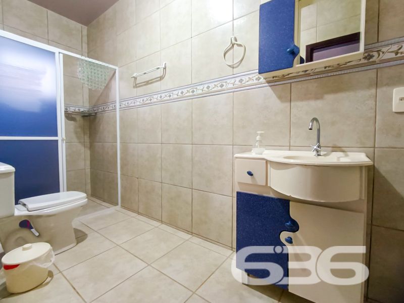 Espaço, conforto e localização privilegiada em São Francisco do Sul – a apenas 300 metros do mar!
Apresentamos este excelente sobrado residencial no bairro Ubatuba, ideal para quem busca viver com tranquilidade, amplo espaço e praticidade. Com 312,50m² de área, este imóvel é perfeito para famílias grandes ou para quem deseja receber amigos e familiares com muito conforto.
A residência conta com 4 dormitórios, sendo 3 suítes, totalizando 6 banheiros, o que garante privacidade e funcionalidade. Todos os ambientes são bem arejados, com excelente iluminação natural, ventiladores de teto e janelas amplas. A área íntima é composta por dormitórios espaçosos, alguns com armários planejados e sacada.
Na área social, o imóvel surpreende com uma sala de estar ampla, perfeita para momentos em família, além de uma cozinha funcional integrada à área de festas com churrasqueira, ideal para confraternizações. A área externa conta ainda com piscina, jardim, garagem para até 4 veículos (1 descoberta e 3 cobertas) e espaço pet-friendly.
Destaque também para a localização privilegiada, a apenas 300 metros do mar, proporcionando qualidade de vida, fácil acesso ao comércio local, tranquilidade e valorização patrimonial.
Se você busca uma casa ampla, estruturada e pronta para morar ou investir em uma das regiões mais procuradas de São Francisco do Sul, esta é a oportunidade ideal.
Agende agora mesmo sua visita com a equipe da 636 Negócios Imobiliários — mais de 30 anos de tradição, seriedade e excelência na mediação de imóveis.
636 NEGÓCIOS IMOBILIÁRIOS: A SUA MELHOR ESCOLHA
Com mais de 30 anos de experiência, a 636 Negócios Imobiliários é sua parceira ideal para encontrar o imóvel perfeito. Estamos prontos para ajudá-lo a fazer deste imóvel o seu novo lar.
Telefone: (47) 3451-0636
WhatsApp: (47) 99190-0636
Não perca esta oportunidade única. Visite nosso site para mais informações: i636.com.br