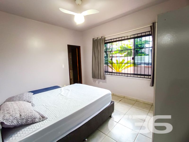 Espaço, conforto e localização privilegiada em São Francisco do Sul – a apenas 300 metros do mar!
Apresentamos este excelente sobrado residencial no bairro Ubatuba, ideal para quem busca viver com tranquilidade, amplo espaço e praticidade. Com 312,50m² de área, este imóvel é perfeito para famílias grandes ou para quem deseja receber amigos e familiares com muito conforto.
A residência conta com 4 dormitórios, sendo 3 suítes, totalizando 6 banheiros, o que garante privacidade e funcionalidade. Todos os ambientes são bem arejados, com excelente iluminação natural, ventiladores de teto e janelas amplas. A área íntima é composta por dormitórios espaçosos, alguns com armários planejados e sacada.
Na área social, o imóvel surpreende com uma sala de estar ampla, perfeita para momentos em família, além de uma cozinha funcional integrada à área de festas com churrasqueira, ideal para confraternizações. A área externa conta ainda com piscina, jardim, garagem para até 4 veículos (1 descoberta e 3 cobertas) e espaço pet-friendly.
Destaque também para a localização privilegiada, a apenas 300 metros do mar, proporcionando qualidade de vida, fácil acesso ao comércio local, tranquilidade e valorização patrimonial.
Se você busca uma casa ampla, estruturada e pronta para morar ou investir em uma das regiões mais procuradas de São Francisco do Sul, esta é a oportunidade ideal.
Agende agora mesmo sua visita com a equipe da 636 Negócios Imobiliários — mais de 30 anos de tradição, seriedade e excelência na mediação de imóveis.
636 NEGÓCIOS IMOBILIÁRIOS: A SUA MELHOR ESCOLHA
Com mais de 30 anos de experiência, a 636 Negócios Imobiliários é sua parceira ideal para encontrar o imóvel perfeito. Estamos prontos para ajudá-lo a fazer deste imóvel o seu novo lar.
Telefone: (47) 3451-0636
WhatsApp: (47) 99190-0636
Não perca esta oportunidade única. Visite nosso site para mais informações: i636.com.br