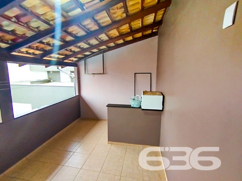 Espaço, conforto e localização privilegiada em São Francisco do Sul – a apenas 300 metros do mar!
Apresentamos este excelente sobrado residencial no bairro Ubatuba, ideal para quem busca viver com tranquilidade, amplo espaço e praticidade. Com 312,50m² de área, este imóvel é perfeito para famílias grandes ou para quem deseja receber amigos e familiares com muito conforto.
A residência conta com 4 dormitórios, sendo 3 suítes, totalizando 6 banheiros, o que garante privacidade e funcionalidade. Todos os ambientes são bem arejados, com excelente iluminação natural, ventiladores de teto e janelas amplas. A área íntima é composta por dormitórios espaçosos, alguns com armários planejados e sacada.
Na área social, o imóvel surpreende com uma sala de estar ampla, perfeita para momentos em família, além de uma cozinha funcional integrada à área de festas com churrasqueira, ideal para confraternizações. A área externa conta ainda com piscina, jardim, garagem para até 4 veículos (1 descoberta e 3 cobertas) e espaço pet-friendly.
Destaque também para a localização privilegiada, a apenas 300 metros do mar, proporcionando qualidade de vida, fácil acesso ao comércio local, tranquilidade e valorização patrimonial.
Se você busca uma casa ampla, estruturada e pronta para morar ou investir em uma das regiões mais procuradas de São Francisco do Sul, esta é a oportunidade ideal.
Agende agora mesmo sua visita com a equipe da 636 Negócios Imobiliários — mais de 30 anos de tradição, seriedade e excelência na mediação de imóveis.
636 NEGÓCIOS IMOBILIÁRIOS: A SUA MELHOR ESCOLHA
Com mais de 30 anos de experiência, a 636 Negócios Imobiliários é sua parceira ideal para encontrar o imóvel perfeito. Estamos prontos para ajudá-lo a fazer deste imóvel o seu novo lar.
Telefone: (47) 3451-0636
WhatsApp: (47) 99190-0636
Não perca esta oportunidade única. Visite nosso site para mais informações: i636.com.br