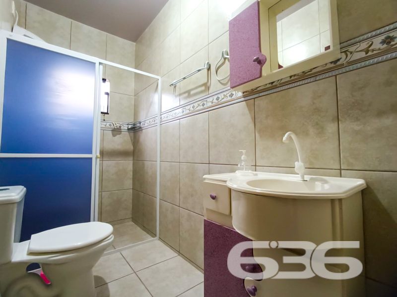 Espaço, conforto e localização privilegiada em São Francisco do Sul – a apenas 300 metros do mar!
Apresentamos este excelente sobrado residencial no bairro Ubatuba, ideal para quem busca viver com tranquilidade, amplo espaço e praticidade. Com 312,50m² de área, este imóvel é perfeito para famílias grandes ou para quem deseja receber amigos e familiares com muito conforto.
A residência conta com 4 dormitórios, sendo 3 suítes, totalizando 6 banheiros, o que garante privacidade e funcionalidade. Todos os ambientes são bem arejados, com excelente iluminação natural, ventiladores de teto e janelas amplas. A área íntima é composta por dormitórios espaçosos, alguns com armários planejados e sacada.
Na área social, o imóvel surpreende com uma sala de estar ampla, perfeita para momentos em família, além de uma cozinha funcional integrada à área de festas com churrasqueira, ideal para confraternizações. A área externa conta ainda com piscina, jardim, garagem para até 4 veículos (1 descoberta e 3 cobertas) e espaço pet-friendly.
Destaque também para a localização privilegiada, a apenas 300 metros do mar, proporcionando qualidade de vida, fácil acesso ao comércio local, tranquilidade e valorização patrimonial.
Se você busca uma casa ampla, estruturada e pronta para morar ou investir em uma das regiões mais procuradas de São Francisco do Sul, esta é a oportunidade ideal.
Agende agora mesmo sua visita com a equipe da 636 Negócios Imobiliários — mais de 30 anos de tradição, seriedade e excelência na mediação de imóveis.
636 NEGÓCIOS IMOBILIÁRIOS: A SUA MELHOR ESCOLHA
Com mais de 30 anos de experiência, a 636 Negócios Imobiliários é sua parceira ideal para encontrar o imóvel perfeito. Estamos prontos para ajudá-lo a fazer deste imóvel o seu novo lar.
Telefone: (47) 3451-0636
WhatsApp: (47) 99190-0636
Não perca esta oportunidade única. Visite nosso site para mais informações: i636.com.br