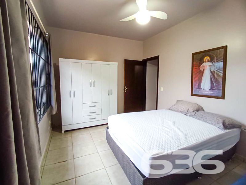 Espaço, conforto e localização privilegiada em São Francisco do Sul – a apenas 300 metros do mar!
Apresentamos este excelente sobrado residencial no bairro Ubatuba, ideal para quem busca viver com tranquilidade, amplo espaço e praticidade. Com 312,50m² de área, este imóvel é perfeito para famílias grandes ou para quem deseja receber amigos e familiares com muito conforto.
A residência conta com 4 dormitórios, sendo 3 suítes, totalizando 6 banheiros, o que garante privacidade e funcionalidade. Todos os ambientes são bem arejados, com excelente iluminação natural, ventiladores de teto e janelas amplas. A área íntima é composta por dormitórios espaçosos, alguns com armários planejados e sacada.
Na área social, o imóvel surpreende com uma sala de estar ampla, perfeita para momentos em família, além de uma cozinha funcional integrada à área de festas com churrasqueira, ideal para confraternizações. A área externa conta ainda com piscina, jardim, garagem para até 4 veículos (1 descoberta e 3 cobertas) e espaço pet-friendly.
Destaque também para a localização privilegiada, a apenas 300 metros do mar, proporcionando qualidade de vida, fácil acesso ao comércio local, tranquilidade e valorização patrimonial.
Se você busca uma casa ampla, estruturada e pronta para morar ou investir em uma das regiões mais procuradas de São Francisco do Sul, esta é a oportunidade ideal.
Agende agora mesmo sua visita com a equipe da 636 Negócios Imobiliários — mais de 30 anos de tradição, seriedade e excelência na mediação de imóveis.
636 NEGÓCIOS IMOBILIÁRIOS: A SUA MELHOR ESCOLHA
Com mais de 30 anos de experiência, a 636 Negócios Imobiliários é sua parceira ideal para encontrar o imóvel perfeito. Estamos prontos para ajudá-lo a fazer deste imóvel o seu novo lar.
Telefone: (47) 3451-0636
WhatsApp: (47) 99190-0636
Não perca esta oportunidade única. Visite nosso site para mais informações: i636.com.br