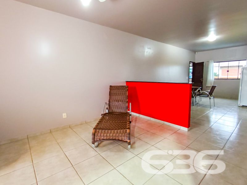 Espaço, conforto e localização privilegiada em São Francisco do Sul – a apenas 300 metros do mar!
Apresentamos este excelente sobrado residencial no bairro Ubatuba, ideal para quem busca viver com tranquilidade, amplo espaço e praticidade. Com 312,50m² de área, este imóvel é perfeito para famílias grandes ou para quem deseja receber amigos e familiares com muito conforto.
A residência conta com 4 dormitórios, sendo 3 suítes, totalizando 6 banheiros, o que garante privacidade e funcionalidade. Todos os ambientes são bem arejados, com excelente iluminação natural, ventiladores de teto e janelas amplas. A área íntima é composta por dormitórios espaçosos, alguns com armários planejados e sacada.
Na área social, o imóvel surpreende com uma sala de estar ampla, perfeita para momentos em família, além de uma cozinha funcional integrada à área de festas com churrasqueira, ideal para confraternizações. A área externa conta ainda com piscina, jardim, garagem para até 4 veículos (1 descoberta e 3 cobertas) e espaço pet-friendly.
Destaque também para a localização privilegiada, a apenas 300 metros do mar, proporcionando qualidade de vida, fácil acesso ao comércio local, tranquilidade e valorização patrimonial.
Se você busca uma casa ampla, estruturada e pronta para morar ou investir em uma das regiões mais procuradas de São Francisco do Sul, esta é a oportunidade ideal.
Agende agora mesmo sua visita com a equipe da 636 Negócios Imobiliários — mais de 30 anos de tradição, seriedade e excelência na mediação de imóveis.
636 NEGÓCIOS IMOBILIÁRIOS: A SUA MELHOR ESCOLHA
Com mais de 30 anos de experiência, a 636 Negócios Imobiliários é sua parceira ideal para encontrar o imóvel perfeito. Estamos prontos para ajudá-lo a fazer deste imóvel o seu novo lar.
Telefone: (47) 3451-0636
WhatsApp: (47) 99190-0636
Não perca esta oportunidade única. Visite nosso site para mais informações: i636.com.br