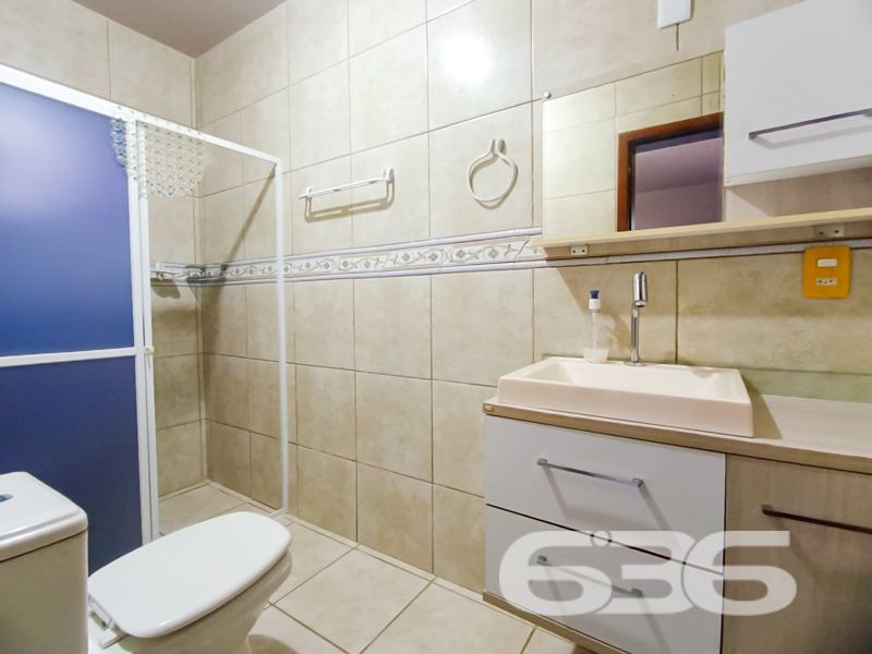 Espaço, conforto e localização privilegiada em São Francisco do Sul – a apenas 300 metros do mar!
Apresentamos este excelente sobrado residencial no bairro Ubatuba, ideal para quem busca viver com tranquilidade, amplo espaço e praticidade. Com 312,50m² de área, este imóvel é perfeito para famílias grandes ou para quem deseja receber amigos e familiares com muito conforto.
A residência conta com 4 dormitórios, sendo 3 suítes, totalizando 6 banheiros, o que garante privacidade e funcionalidade. Todos os ambientes são bem arejados, com excelente iluminação natural, ventiladores de teto e janelas amplas. A área íntima é composta por dormitórios espaçosos, alguns com armários planejados e sacada.
Na área social, o imóvel surpreende com uma sala de estar ampla, perfeita para momentos em família, além de uma cozinha funcional integrada à área de festas com churrasqueira, ideal para confraternizações. A área externa conta ainda com piscina, jardim, garagem para até 4 veículos (1 descoberta e 3 cobertas) e espaço pet-friendly.
Destaque também para a localização privilegiada, a apenas 300 metros do mar, proporcionando qualidade de vida, fácil acesso ao comércio local, tranquilidade e valorização patrimonial.
Se você busca uma casa ampla, estruturada e pronta para morar ou investir em uma das regiões mais procuradas de São Francisco do Sul, esta é a oportunidade ideal.
Agende agora mesmo sua visita com a equipe da 636 Negócios Imobiliários — mais de 30 anos de tradição, seriedade e excelência na mediação de imóveis.
636 NEGÓCIOS IMOBILIÁRIOS: A SUA MELHOR ESCOLHA
Com mais de 30 anos de experiência, a 636 Negócios Imobiliários é sua parceira ideal para encontrar o imóvel perfeito. Estamos prontos para ajudá-lo a fazer deste imóvel o seu novo lar.
Telefone: (47) 3451-0636
WhatsApp: (47) 99190-0636
Não perca esta oportunidade única. Visite nosso site para mais informações: i636.com.br