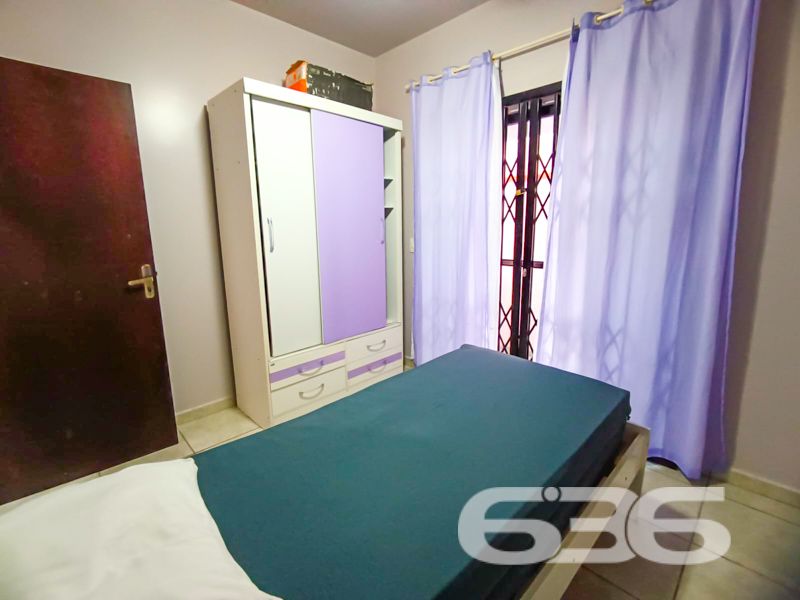 Espaço, conforto e localização privilegiada em São Francisco do Sul – a apenas 300 metros do mar!
Apresentamos este excelente sobrado residencial no bairro Ubatuba, ideal para quem busca viver com tranquilidade, amplo espaço e praticidade. Com 312,50m² de área, este imóvel é perfeito para famílias grandes ou para quem deseja receber amigos e familiares com muito conforto.
A residência conta com 4 dormitórios, sendo 3 suítes, totalizando 6 banheiros, o que garante privacidade e funcionalidade. Todos os ambientes são bem arejados, com excelente iluminação natural, ventiladores de teto e janelas amplas. A área íntima é composta por dormitórios espaçosos, alguns com armários planejados e sacada.
Na área social, o imóvel surpreende com uma sala de estar ampla, perfeita para momentos em família, além de uma cozinha funcional integrada à área de festas com churrasqueira, ideal para confraternizações. A área externa conta ainda com piscina, jardim, garagem para até 4 veículos (1 descoberta e 3 cobertas) e espaço pet-friendly.
Destaque também para a localização privilegiada, a apenas 300 metros do mar, proporcionando qualidade de vida, fácil acesso ao comércio local, tranquilidade e valorização patrimonial.
Se você busca uma casa ampla, estruturada e pronta para morar ou investir em uma das regiões mais procuradas de São Francisco do Sul, esta é a oportunidade ideal.
Agende agora mesmo sua visita com a equipe da 636 Negócios Imobiliários — mais de 30 anos de tradição, seriedade e excelência na mediação de imóveis.
636 NEGÓCIOS IMOBILIÁRIOS: A SUA MELHOR ESCOLHA
Com mais de 30 anos de experiência, a 636 Negócios Imobiliários é sua parceira ideal para encontrar o imóvel perfeito. Estamos prontos para ajudá-lo a fazer deste imóvel o seu novo lar.
Telefone: (47) 3451-0636
WhatsApp: (47) 99190-0636
Não perca esta oportunidade única. Visite nosso site para mais informações: i636.com.br