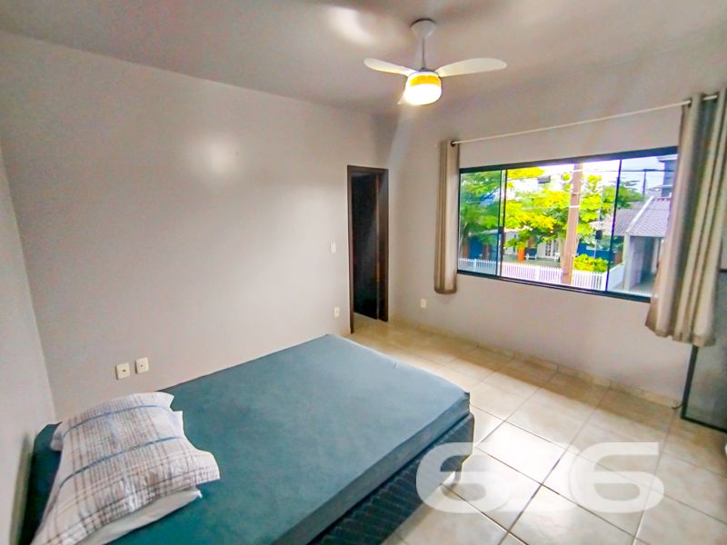 Espaço, conforto e localização privilegiada em São Francisco do Sul – a apenas 300 metros do mar!
Apresentamos este excelente sobrado residencial no bairro Ubatuba, ideal para quem busca viver com tranquilidade, amplo espaço e praticidade. Com 312,50m² de área, este imóvel é perfeito para famílias grandes ou para quem deseja receber amigos e familiares com muito conforto.
A residência conta com 4 dormitórios, sendo 3 suítes, totalizando 6 banheiros, o que garante privacidade e funcionalidade. Todos os ambientes são bem arejados, com excelente iluminação natural, ventiladores de teto e janelas amplas. A área íntima é composta por dormitórios espaçosos, alguns com armários planejados e sacada.
Na área social, o imóvel surpreende com uma sala de estar ampla, perfeita para momentos em família, além de uma cozinha funcional integrada à área de festas com churrasqueira, ideal para confraternizações. A área externa conta ainda com piscina, jardim, garagem para até 4 veículos (1 descoberta e 3 cobertas) e espaço pet-friendly.
Destaque também para a localização privilegiada, a apenas 300 metros do mar, proporcionando qualidade de vida, fácil acesso ao comércio local, tranquilidade e valorização patrimonial.
Se você busca uma casa ampla, estruturada e pronta para morar ou investir em uma das regiões mais procuradas de São Francisco do Sul, esta é a oportunidade ideal.
Agende agora mesmo sua visita com a equipe da 636 Negócios Imobiliários — mais de 30 anos de tradição, seriedade e excelência na mediação de imóveis.
636 NEGÓCIOS IMOBILIÁRIOS: A SUA MELHOR ESCOLHA
Com mais de 30 anos de experiência, a 636 Negócios Imobiliários é sua parceira ideal para encontrar o imóvel perfeito. Estamos prontos para ajudá-lo a fazer deste imóvel o seu novo lar.
Telefone: (47) 3451-0636
WhatsApp: (47) 99190-0636
Não perca esta oportunidade única. Visite nosso site para mais informações: i636.com.br