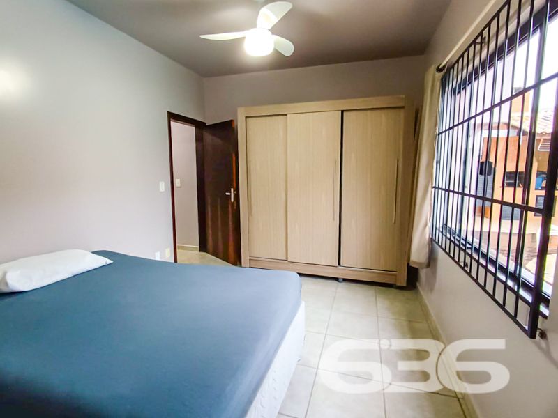 Espaço, conforto e localização privilegiada em São Francisco do Sul – a apenas 300 metros do mar!
Apresentamos este excelente sobrado residencial no bairro Ubatuba, ideal para quem busca viver com tranquilidade, amplo espaço e praticidade. Com 312,50m² de área, este imóvel é perfeito para famílias grandes ou para quem deseja receber amigos e familiares com muito conforto.
A residência conta com 4 dormitórios, sendo 3 suítes, totalizando 6 banheiros, o que garante privacidade e funcionalidade. Todos os ambientes são bem arejados, com excelente iluminação natural, ventiladores de teto e janelas amplas. A área íntima é composta por dormitórios espaçosos, alguns com armários planejados e sacada.
Na área social, o imóvel surpreende com uma sala de estar ampla, perfeita para momentos em família, além de uma cozinha funcional integrada à área de festas com churrasqueira, ideal para confraternizações. A área externa conta ainda com piscina, jardim, garagem para até 4 veículos (1 descoberta e 3 cobertas) e espaço pet-friendly.
Destaque também para a localização privilegiada, a apenas 300 metros do mar, proporcionando qualidade de vida, fácil acesso ao comércio local, tranquilidade e valorização patrimonial.
Se você busca uma casa ampla, estruturada e pronta para morar ou investir em uma das regiões mais procuradas de São Francisco do Sul, esta é a oportunidade ideal.
Agende agora mesmo sua visita com a equipe da 636 Negócios Imobiliários — mais de 30 anos de tradição, seriedade e excelência na mediação de imóveis.
636 NEGÓCIOS IMOBILIÁRIOS: A SUA MELHOR ESCOLHA
Com mais de 30 anos de experiência, a 636 Negócios Imobiliários é sua parceira ideal para encontrar o imóvel perfeito. Estamos prontos para ajudá-lo a fazer deste imóvel o seu novo lar.
Telefone: (47) 3451-0636
WhatsApp: (47) 99190-0636
Não perca esta oportunidade única. Visite nosso site para mais informações: i636.com.br