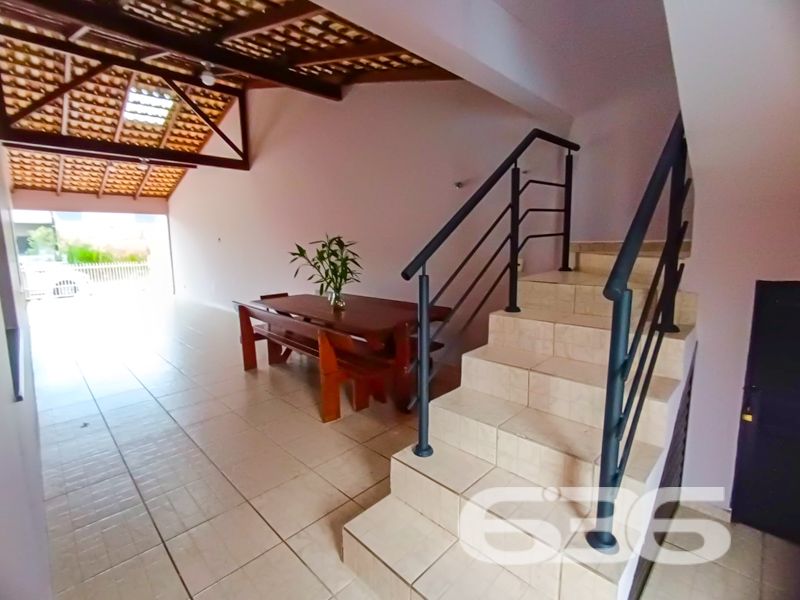 Espaço, conforto e localização privilegiada em São Francisco do Sul – a apenas 300 metros do mar!
Apresentamos este excelente sobrado residencial no bairro Ubatuba, ideal para quem busca viver com tranquilidade, amplo espaço e praticidade. Com 312,50m² de área, este imóvel é perfeito para famílias grandes ou para quem deseja receber amigos e familiares com muito conforto.
A residência conta com 4 dormitórios, sendo 3 suítes, totalizando 6 banheiros, o que garante privacidade e funcionalidade. Todos os ambientes são bem arejados, com excelente iluminação natural, ventiladores de teto e janelas amplas. A área íntima é composta por dormitórios espaçosos, alguns com armários planejados e sacada.
Na área social, o imóvel surpreende com uma sala de estar ampla, perfeita para momentos em família, além de uma cozinha funcional integrada à área de festas com churrasqueira, ideal para confraternizações. A área externa conta ainda com piscina, jardim, garagem para até 4 veículos (1 descoberta e 3 cobertas) e espaço pet-friendly.
Destaque também para a localização privilegiada, a apenas 300 metros do mar, proporcionando qualidade de vida, fácil acesso ao comércio local, tranquilidade e valorização patrimonial.
Se você busca uma casa ampla, estruturada e pronta para morar ou investir em uma das regiões mais procuradas de São Francisco do Sul, esta é a oportunidade ideal.
Agende agora mesmo sua visita com a equipe da 636 Negócios Imobiliários — mais de 30 anos de tradição, seriedade e excelência na mediação de imóveis.
636 NEGÓCIOS IMOBILIÁRIOS: A SUA MELHOR ESCOLHA
Com mais de 30 anos de experiência, a 636 Negócios Imobiliários é sua parceira ideal para encontrar o imóvel perfeito. Estamos prontos para ajudá-lo a fazer deste imóvel o seu novo lar.
Telefone: (47) 3451-0636
WhatsApp: (47) 99190-0636
Não perca esta oportunidade única. Visite nosso site para mais informações: i636.com.br