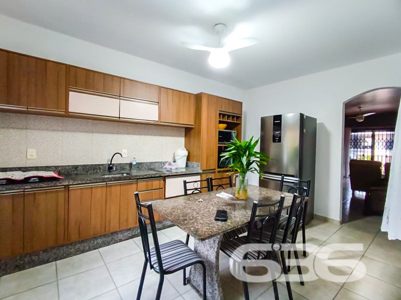 Espaço, conforto e localização privilegiada em São Francisco do Sul – a apenas 300 metros do mar!
Apresentamos este excelente sobrado residencial no bairro Ubatuba, ideal para quem busca viver com tranquilidade, amplo espaço e praticidade. Com 312,50m² de área, este imóvel é perfeito para famílias grandes ou para quem deseja receber amigos e familiares com muito conforto.
A residência conta com 4 dormitórios, sendo 3 suítes, totalizando 6 banheiros, o que garante privacidade e funcionalidade. Todos os ambientes são bem arejados, com excelente iluminação natural, ventiladores de teto e janelas amplas. A área íntima é composta por dormitórios espaçosos, alguns com armários planejados e sacada.
Na área social, o imóvel surpreende com uma sala de estar ampla, perfeita para momentos em família, além de uma cozinha funcional integrada à área de festas com churrasqueira, ideal para confraternizações. A área externa conta ainda com piscina, jardim, garagem para até 4 veículos (1 descoberta e 3 cobertas) e espaço pet-friendly.
Destaque também para a localização privilegiada, a apenas 300 metros do mar, proporcionando qualidade de vida, fácil acesso ao comércio local, tranquilidade e valorização patrimonial.
Se você busca uma casa ampla, estruturada e pronta para morar ou investir em uma das regiões mais procuradas de São Francisco do Sul, esta é a oportunidade ideal.
Agende agora mesmo sua visita com a equipe da 636 Negócios Imobiliários — mais de 30 anos de tradição, seriedade e excelência na mediação de imóveis.
636 NEGÓCIOS IMOBILIÁRIOS: A SUA MELHOR ESCOLHA
Com mais de 30 anos de experiência, a 636 Negócios Imobiliários é sua parceira ideal para encontrar o imóvel perfeito. Estamos prontos para ajudá-lo a fazer deste imóvel o seu novo lar.
Telefone: (47) 3451-0636
WhatsApp: (47) 99190-0636
Não perca esta oportunidade única. Visite nosso site para mais informações: i636.com.br