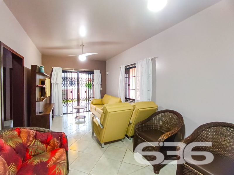 Espaço, conforto e localização privilegiada em São Francisco do Sul – a apenas 300 metros do mar!
Apresentamos este excelente sobrado residencial no bairro Ubatuba, ideal para quem busca viver com tranquilidade, amplo espaço e praticidade. Com 312,50m² de área, este imóvel é perfeito para famílias grandes ou para quem deseja receber amigos e familiares com muito conforto.
A residência conta com 4 dormitórios, sendo 3 suítes, totalizando 6 banheiros, o que garante privacidade e funcionalidade. Todos os ambientes são bem arejados, com excelente iluminação natural, ventiladores de teto e janelas amplas. A área íntima é composta por dormitórios espaçosos, alguns com armários planejados e sacada.
Na área social, o imóvel surpreende com uma sala de estar ampla, perfeita para momentos em família, além de uma cozinha funcional integrada à área de festas com churrasqueira, ideal para confraternizações. A área externa conta ainda com piscina, jardim, garagem para até 4 veículos (1 descoberta e 3 cobertas) e espaço pet-friendly.
Destaque também para a localização privilegiada, a apenas 300 metros do mar, proporcionando qualidade de vida, fácil acesso ao comércio local, tranquilidade e valorização patrimonial.
Se você busca uma casa ampla, estruturada e pronta para morar ou investir em uma das regiões mais procuradas de São Francisco do Sul, esta é a oportunidade ideal.
Agende agora mesmo sua visita com a equipe da 636 Negócios Imobiliários — mais de 30 anos de tradição, seriedade e excelência na mediação de imóveis.
636 NEGÓCIOS IMOBILIÁRIOS: A SUA MELHOR ESCOLHA
Com mais de 30 anos de experiência, a 636 Negócios Imobiliários é sua parceira ideal para encontrar o imóvel perfeito. Estamos prontos para ajudá-lo a fazer deste imóvel o seu novo lar.
Telefone: (47) 3451-0636
WhatsApp: (47) 99190-0636
Não perca esta oportunidade única. Visite nosso site para mais informações: i636.com.br