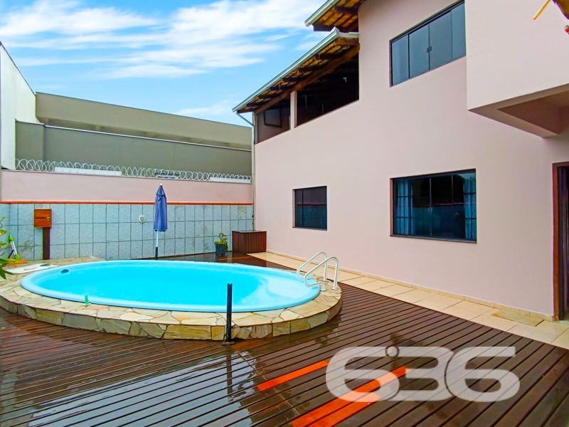 Espaço, conforto e localização privilegiada em São Francisco do Sul – a apenas 300 metros do mar!
Apresentamos este excelente sobrado residencial no bairro Ubatuba, ideal para quem busca viver com tranquilidade, amplo espaço e praticidade. Com 312,50m² de área, este imóvel é perfeito para famílias grandes ou para quem deseja receber amigos e familiares com muito conforto.
A residência conta com 4 dormitórios, sendo 3 suítes, totalizando 6 banheiros, o que garante privacidade e funcionalidade. Todos os ambientes são bem arejados, com excelente iluminação natural, ventiladores de teto e janelas amplas. A área íntima é composta por dormitórios espaçosos, alguns com armários planejados e sacada.
Na área social, o imóvel surpreende com uma sala de estar ampla, perfeita para momentos em família, além de uma cozinha funcional integrada à área de festas com churrasqueira, ideal para confraternizações. A área externa conta ainda com piscina, jardim, garagem para até 4 veículos (1 descoberta e 3 cobertas) e espaço pet-friendly.
Destaque também para a localização privilegiada, a apenas 300 metros do mar, proporcionando qualidade de vida, fácil acesso ao comércio local, tranquilidade e valorização patrimonial.
Se você busca uma casa ampla, estruturada e pronta para morar ou investir em uma das regiões mais procuradas de São Francisco do Sul, esta é a oportunidade ideal.
Agende agora mesmo sua visita com a equipe da 636 Negócios Imobiliários — mais de 30 anos de tradição, seriedade e excelência na mediação de imóveis.
636 NEGÓCIOS IMOBILIÁRIOS: A SUA MELHOR ESCOLHA
Com mais de 30 anos de experiência, a 636 Negócios Imobiliários é sua parceira ideal para encontrar o imóvel perfeito. Estamos prontos para ajudá-lo a fazer deste imóvel o seu novo lar.
Telefone: (47) 3451-0636
WhatsApp: (47) 99190-0636
Não perca esta oportunidade única. Visite nosso site para mais informações: i636.com.br