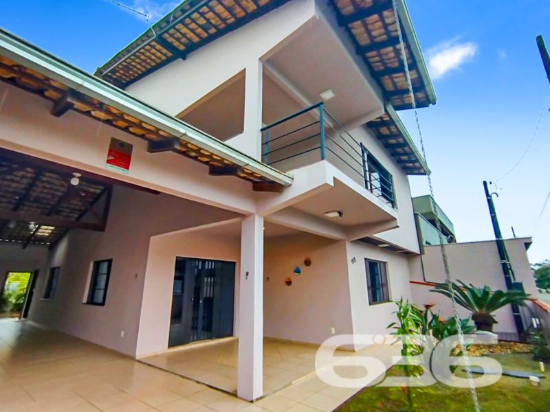 Espaço, conforto e localização privilegiada em São Francisco do Sul – a apenas 300 metros do mar!
Apresentamos este excelente sobrado residencial no bairro Ubatuba, ideal para quem busca viver com tranquilidade, amplo espaço e praticidade. Com 312,50m² de área, este imóvel é perfeito para famílias grandes ou para quem deseja receber amigos e familiares com muito conforto.
A residência conta com 4 dormitórios, sendo 3 suítes, totalizando 6 banheiros, o que garante privacidade e funcionalidade. Todos os ambientes são bem arejados, com excelente iluminação natural, ventiladores de teto e janelas amplas. A área íntima é composta por dormitórios espaçosos, alguns com armários planejados e sacada.
Na área social, o imóvel surpreende com uma sala de estar ampla, perfeita para momentos em família, além de uma cozinha funcional integrada à área de festas com churrasqueira, ideal para confraternizações. A área externa conta ainda com piscina, jardim, garagem para até 4 veículos (1 descoberta e 3 cobertas) e espaço pet-friendly.
Destaque também para a localização privilegiada, a apenas 300 metros do mar, proporcionando qualidade de vida, fácil acesso ao comércio local, tranquilidade e valorização patrimonial.
Se você busca uma casa ampla, estruturada e pronta para morar ou investir em uma das regiões mais procuradas de São Francisco do Sul, esta é a oportunidade ideal.
Agende agora mesmo sua visita com a equipe da 636 Negócios Imobiliários — mais de 30 anos de tradição, seriedade e excelência na mediação de imóveis.
636 NEGÓCIOS IMOBILIÁRIOS: A SUA MELHOR ESCOLHA
Com mais de 30 anos de experiência, a 636 Negócios Imobiliários é sua parceira ideal para encontrar o imóvel perfeito. Estamos prontos para ajudá-lo a fazer deste imóvel o seu novo lar.
Telefone: (47) 3451-0636
WhatsApp: (47) 99190-0636
Não perca esta oportunidade única. Visite nosso site para mais informações: i636.com.br