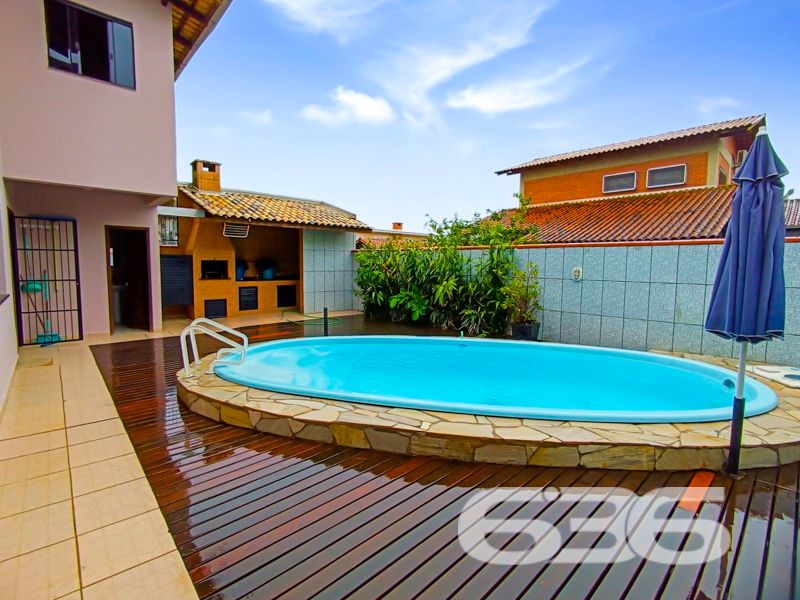 Espaço, conforto e localização privilegiada em São Francisco do Sul – a apenas 300 metros do mar!
Apresentamos este excelente sobrado residencial no bairro Ubatuba, ideal para quem busca viver com tranquilidade, amplo espaço e praticidade. Com 312,50m² de área, este imóvel é perfeito para famílias grandes ou para quem deseja receber amigos e familiares com muito conforto.
A residência conta com 4 dormitórios, sendo 3 suítes, totalizando 6 banheiros, o que garante privacidade e funcionalidade. Todos os ambientes são bem arejados, com excelente iluminação natural, ventiladores de teto e janelas amplas. A área íntima é composta por dormitórios espaçosos, alguns com armários planejados e sacada.
Na área social, o imóvel surpreende com uma sala de estar ampla, perfeita para momentos em família, além de uma cozinha funcional integrada à área de festas com churrasqueira, ideal para confraternizações. A área externa conta ainda com piscina, jardim, garagem para até 4 veículos (1 descoberta e 3 cobertas) e espaço pet-friendly.
Destaque também para a localização privilegiada, a apenas 300 metros do mar, proporcionando qualidade de vida, fácil acesso ao comércio local, tranquilidade e valorização patrimonial.
Se você busca uma casa ampla, estruturada e pronta para morar ou investir em uma das regiões mais procuradas de São Francisco do Sul, esta é a oportunidade ideal.
Agende agora mesmo sua visita com a equipe da 636 Negócios Imobiliários — mais de 30 anos de tradição, seriedade e excelência na mediação de imóveis.
636 NEGÓCIOS IMOBILIÁRIOS: A SUA MELHOR ESCOLHA
Com mais de 30 anos de experiência, a 636 Negócios Imobiliários é sua parceira ideal para encontrar o imóvel perfeito. Estamos prontos para ajudá-lo a fazer deste imóvel o seu novo lar.
Telefone: (47) 3451-0636
WhatsApp: (47) 99190-0636
Não perca esta oportunidade única. Visite nosso site para mais informações: i636.com.br
