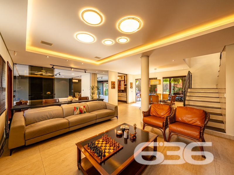 Exclusiva residência alto padrão no Saguaçu – requinte, conforto e sofisticação em cada detalhe!
Para quem valoriza qualidade de vida, espaço e uma arquitetura imponente, esta residência no coração do Saguaçu é a escolha perfeita. Com 336,43m² de área, em terreno plano de 400m², este sobrado oferece uma combinação ideal entre design funcional e ambientes encantadores.
São 2 dormitórios, 1 suíte, 1 suíte master, 1 suíte com closet, banheira de hidromassagem e varanda com rede. A casa conta ainda com home office, sala de jogos, lareira, 2 salas de estar, sala íntima, cozinha com móveis planejados, despensa, 2 lavabos e área de festas.
Além disso, o imóvel oferece segurança e conectividade: sistema de alarme, vigilância eletrônica, portão eletrônico, interfone e internet via fibra. A garagem comporta até 4 veículos, sendo 2 cobertos.
Localização estratégica, próximo a escolas, hospitais, supermercados, transporte público e serviços essenciais.
Este é mais que um imóvel — é um lar completo, onde cada detalhe reflete cuidado, bom gosto e solidez.
Entre em contato agora mesmo com a equipe da 636 Negócios Imobiliários e agende sua visita!
636 NEGÓCIOS IMOBILIÁRIOS: A SUA MELHOR ESCOLHA
Com mais de 30 anos de experiência, a 636 Negócios Imobiliários é sua parceira ideal para encontrar o imóvel perfeito. Estamos prontos para ajudá-lo a fazer deste imóvel o seu novo lar.
Telefone: (47) 3451-0636
WhatsApp: (47) 99190-0636
Não perca esta oportunidade única. Visite nosso site para mais informações: i636.com.br