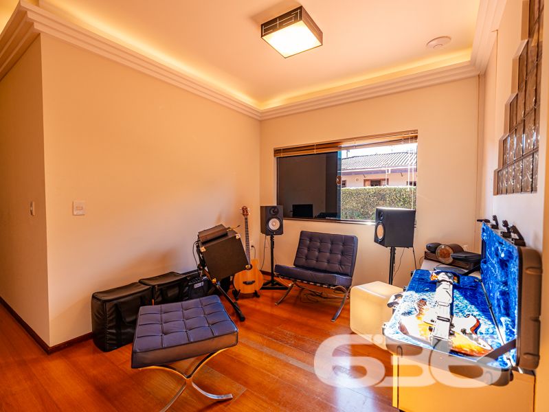 Exclusiva residência alto padrão no Saguaçu – requinte, conforto e sofisticação em cada detalhe!
Para quem valoriza qualidade de vida, espaço e uma arquitetura imponente, esta residência no coração do Saguaçu é a escolha perfeita. Com 336,43m² de área, em terreno plano de 400m², este sobrado oferece uma combinação ideal entre design funcional e ambientes encantadores.
São 2 dormitórios, 1 suíte, 1 suíte master, 1 suíte com closet, banheira de hidromassagem e varanda com rede. A casa conta ainda com home office, sala de jogos, lareira, 2 salas de estar, sala íntima, cozinha com móveis planejados, despensa, 2 lavabos e área de festas.
Além disso, o imóvel oferece segurança e conectividade: sistema de alarme, vigilância eletrônica, portão eletrônico, interfone e internet via fibra. A garagem comporta até 4 veículos, sendo 2 cobertos.
Localização estratégica, próximo a escolas, hospitais, supermercados, transporte público e serviços essenciais.
Este é mais que um imóvel — é um lar completo, onde cada detalhe reflete cuidado, bom gosto e solidez.
Entre em contato agora mesmo com a equipe da 636 Negócios Imobiliários e agende sua visita!
636 NEGÓCIOS IMOBILIÁRIOS: A SUA MELHOR ESCOLHA
Com mais de 30 anos de experiência, a 636 Negócios Imobiliários é sua parceira ideal para encontrar o imóvel perfeito. Estamos prontos para ajudá-lo a fazer deste imóvel o seu novo lar.
Telefone: (47) 3451-0636
WhatsApp: (47) 99190-0636
Não perca esta oportunidade única. Visite nosso site para mais informações: i636.com.br
