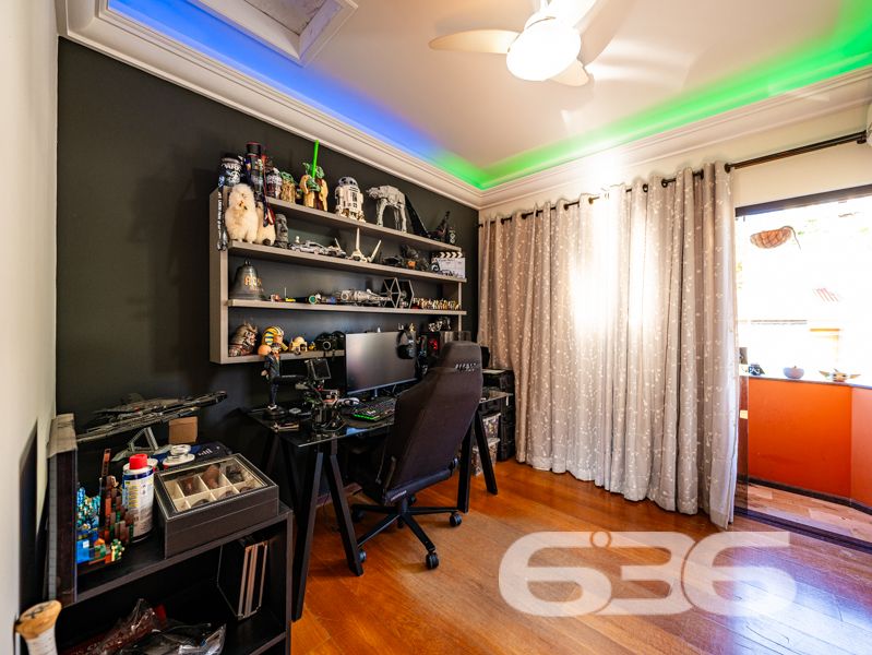 Exclusiva residência alto padrão no Saguaçu – requinte, conforto e sofisticação em cada detalhe!
Para quem valoriza qualidade de vida, espaço e uma arquitetura imponente, esta residência no coração do Saguaçu é a escolha perfeita. Com 336,43m² de área, em terreno plano de 400m², este sobrado oferece uma combinação ideal entre design funcional e ambientes encantadores.
São 2 dormitórios, 1 suíte, 1 suíte master, 1 suíte com closet, banheira de hidromassagem e varanda com rede. A casa conta ainda com home office, sala de jogos, lareira, 2 salas de estar, sala íntima, cozinha com móveis planejados, despensa, 2 lavabos e área de festas.
Além disso, o imóvel oferece segurança e conectividade: sistema de alarme, vigilância eletrônica, portão eletrônico, interfone e internet via fibra. A garagem comporta até 4 veículos, sendo 2 cobertos.
Localização estratégica, próximo a escolas, hospitais, supermercados, transporte público e serviços essenciais.
Este é mais que um imóvel — é um lar completo, onde cada detalhe reflete cuidado, bom gosto e solidez.
Entre em contato agora mesmo com a equipe da 636 Negócios Imobiliários e agende sua visita!
636 NEGÓCIOS IMOBILIÁRIOS: A SUA MELHOR ESCOLHA
Com mais de 30 anos de experiência, a 636 Negócios Imobiliários é sua parceira ideal para encontrar o imóvel perfeito. Estamos prontos para ajudá-lo a fazer deste imóvel o seu novo lar.
Telefone: (47) 3451-0636
WhatsApp: (47) 99190-0636
Não perca esta oportunidade única. Visite nosso site para mais informações: i636.com.br