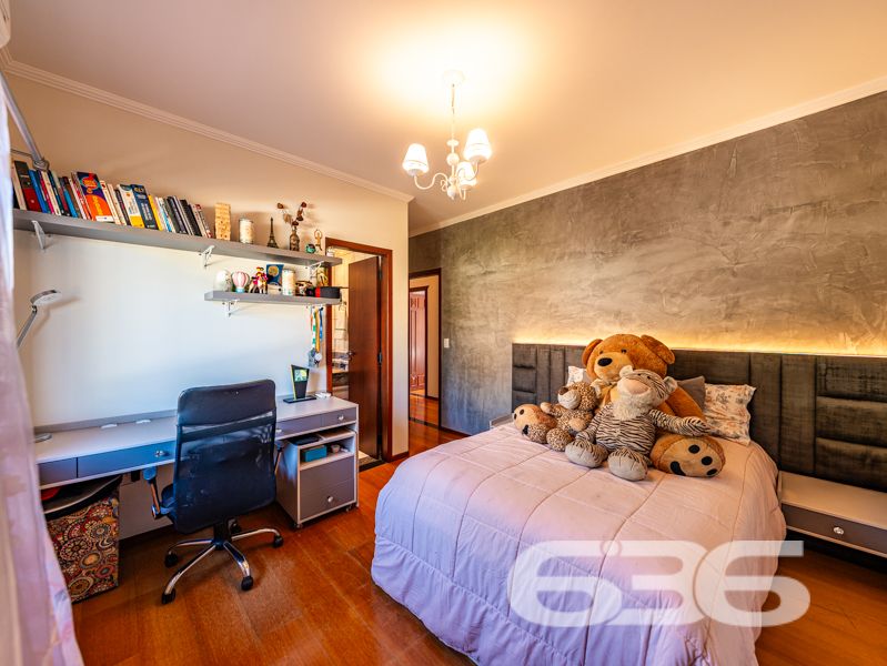 Exclusiva residência alto padrão no Saguaçu – requinte, conforto e sofisticação em cada detalhe!
Para quem valoriza qualidade de vida, espaço e uma arquitetura imponente, esta residência no coração do Saguaçu é a escolha perfeita. Com 336,43m² de área, em terreno plano de 400m², este sobrado oferece uma combinação ideal entre design funcional e ambientes encantadores.
São 2 dormitórios, 1 suíte, 1 suíte master, 1 suíte com closet, banheira de hidromassagem e varanda com rede. A casa conta ainda com home office, sala de jogos, lareira, 2 salas de estar, sala íntima, cozinha com móveis planejados, despensa, 2 lavabos e área de festas.
Além disso, o imóvel oferece segurança e conectividade: sistema de alarme, vigilância eletrônica, portão eletrônico, interfone e internet via fibra. A garagem comporta até 4 veículos, sendo 2 cobertos.
Localização estratégica, próximo a escolas, hospitais, supermercados, transporte público e serviços essenciais.
Este é mais que um imóvel — é um lar completo, onde cada detalhe reflete cuidado, bom gosto e solidez.
Entre em contato agora mesmo com a equipe da 636 Negócios Imobiliários e agende sua visita!
636 NEGÓCIOS IMOBILIÁRIOS: A SUA MELHOR ESCOLHA
Com mais de 30 anos de experiência, a 636 Negócios Imobiliários é sua parceira ideal para encontrar o imóvel perfeito. Estamos prontos para ajudá-lo a fazer deste imóvel o seu novo lar.
Telefone: (47) 3451-0636
WhatsApp: (47) 99190-0636
Não perca esta oportunidade única. Visite nosso site para mais informações: i636.com.br