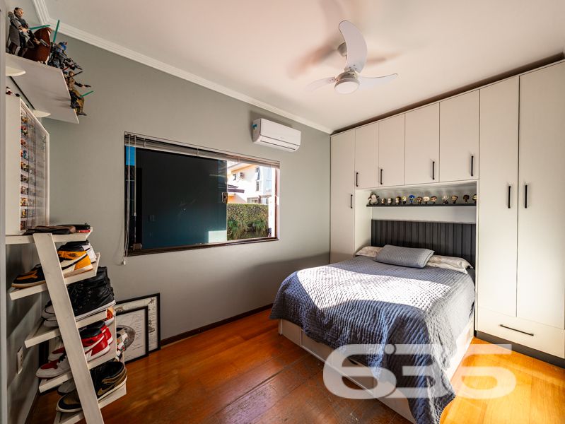 Exclusiva residência alto padrão no Saguaçu – requinte, conforto e sofisticação em cada detalhe!
Para quem valoriza qualidade de vida, espaço e uma arquitetura imponente, esta residência no coração do Saguaçu é a escolha perfeita. Com 336,43m² de área, em terreno plano de 400m², este sobrado oferece uma combinação ideal entre design funcional e ambientes encantadores.
São 2 dormitórios, 1 suíte, 1 suíte master, 1 suíte com closet, banheira de hidromassagem e varanda com rede. A casa conta ainda com home office, sala de jogos, lareira, 2 salas de estar, sala íntima, cozinha com móveis planejados, despensa, 2 lavabos e área de festas.
Além disso, o imóvel oferece segurança e conectividade: sistema de alarme, vigilância eletrônica, portão eletrônico, interfone e internet via fibra. A garagem comporta até 4 veículos, sendo 2 cobertos.
Localização estratégica, próximo a escolas, hospitais, supermercados, transporte público e serviços essenciais.
Este é mais que um imóvel — é um lar completo, onde cada detalhe reflete cuidado, bom gosto e solidez.
Entre em contato agora mesmo com a equipe da 636 Negócios Imobiliários e agende sua visita!
636 NEGÓCIOS IMOBILIÁRIOS: A SUA MELHOR ESCOLHA
Com mais de 30 anos de experiência, a 636 Negócios Imobiliários é sua parceira ideal para encontrar o imóvel perfeito. Estamos prontos para ajudá-lo a fazer deste imóvel o seu novo lar.
Telefone: (47) 3451-0636
WhatsApp: (47) 99190-0636
Não perca esta oportunidade única. Visite nosso site para mais informações: i636.com.br