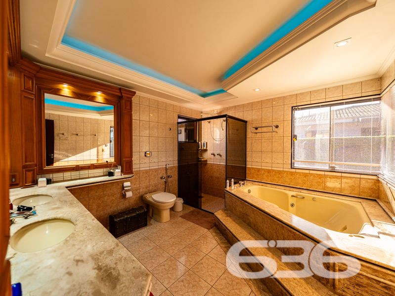 Exclusiva residência alto padrão no Saguaçu – requinte, conforto e sofisticação em cada detalhe!
Para quem valoriza qualidade de vida, espaço e uma arquitetura imponente, esta residência no coração do Saguaçu é a escolha perfeita. Com 336,43m² de área, em terreno plano de 400m², este sobrado oferece uma combinação ideal entre design funcional e ambientes encantadores.
São 2 dormitórios, 1 suíte, 1 suíte master, 1 suíte com closet, banheira de hidromassagem e varanda com rede. A casa conta ainda com home office, sala de jogos, lareira, 2 salas de estar, sala íntima, cozinha com móveis planejados, despensa, 2 lavabos e área de festas.
Além disso, o imóvel oferece segurança e conectividade: sistema de alarme, vigilância eletrônica, portão eletrônico, interfone e internet via fibra. A garagem comporta até 4 veículos, sendo 2 cobertos.
Localização estratégica, próximo a escolas, hospitais, supermercados, transporte público e serviços essenciais.
Este é mais que um imóvel — é um lar completo, onde cada detalhe reflete cuidado, bom gosto e solidez.
Entre em contato agora mesmo com a equipe da 636 Negócios Imobiliários e agende sua visita!
636 NEGÓCIOS IMOBILIÁRIOS: A SUA MELHOR ESCOLHA
Com mais de 30 anos de experiência, a 636 Negócios Imobiliários é sua parceira ideal para encontrar o imóvel perfeito. Estamos prontos para ajudá-lo a fazer deste imóvel o seu novo lar.
Telefone: (47) 3451-0636
WhatsApp: (47) 99190-0636
Não perca esta oportunidade única. Visite nosso site para mais informações: i636.com.br