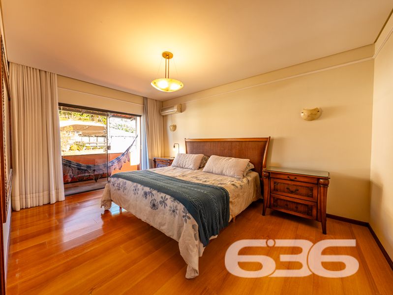 Exclusiva residência alto padrão no Saguaçu – requinte, conforto e sofisticação em cada detalhe!
Para quem valoriza qualidade de vida, espaço e uma arquitetura imponente, esta residência no coração do Saguaçu é a escolha perfeita. Com 336,43m² de área, em terreno plano de 400m², este sobrado oferece uma combinação ideal entre design funcional e ambientes encantadores.
São 2 dormitórios, 1 suíte, 1 suíte master, 1 suíte com closet, banheira de hidromassagem e varanda com rede. A casa conta ainda com home office, sala de jogos, lareira, 2 salas de estar, sala íntima, cozinha com móveis planejados, despensa, 2 lavabos e área de festas.
Além disso, o imóvel oferece segurança e conectividade: sistema de alarme, vigilância eletrônica, portão eletrônico, interfone e internet via fibra. A garagem comporta até 4 veículos, sendo 2 cobertos.
Localização estratégica, próximo a escolas, hospitais, supermercados, transporte público e serviços essenciais.
Este é mais que um imóvel — é um lar completo, onde cada detalhe reflete cuidado, bom gosto e solidez.
Entre em contato agora mesmo com a equipe da 636 Negócios Imobiliários e agende sua visita!
636 NEGÓCIOS IMOBILIÁRIOS: A SUA MELHOR ESCOLHA
Com mais de 30 anos de experiência, a 636 Negócios Imobiliários é sua parceira ideal para encontrar o imóvel perfeito. Estamos prontos para ajudá-lo a fazer deste imóvel o seu novo lar.
Telefone: (47) 3451-0636
WhatsApp: (47) 99190-0636
Não perca esta oportunidade única. Visite nosso site para mais informações: i636.com.br