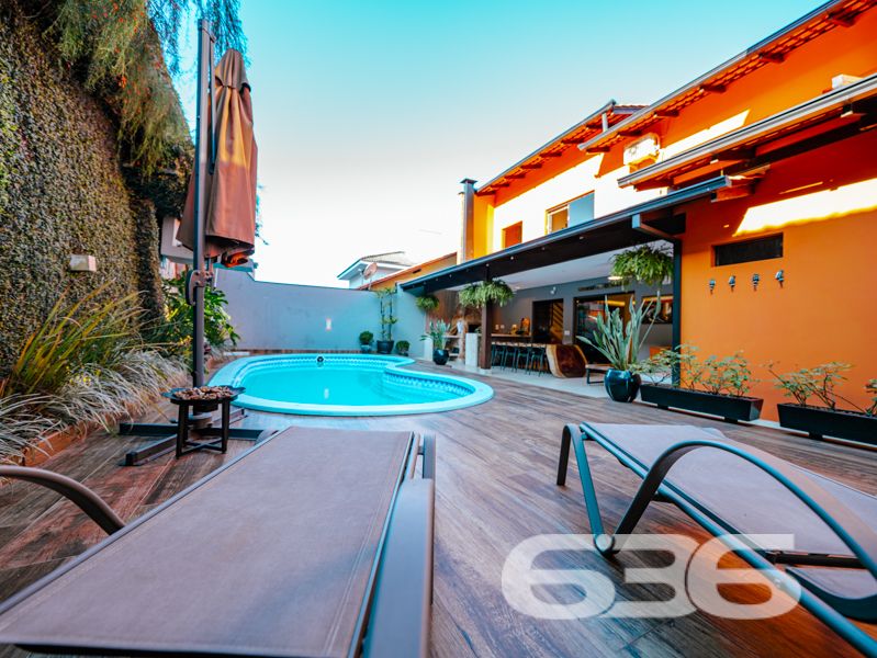 Exclusiva residência alto padrão no Saguaçu – requinte, conforto e sofisticação em cada detalhe!
Para quem valoriza qualidade de vida, espaço e uma arquitetura imponente, esta residência no coração do Saguaçu é a escolha perfeita. Com 336,43m² de área, em terreno plano de 400m², este sobrado oferece uma combinação ideal entre design funcional e ambientes encantadores.
São 2 dormitórios, 1 suíte, 1 suíte master, 1 suíte com closet, banheira de hidromassagem e varanda com rede. A casa conta ainda com home office, sala de jogos, lareira, 2 salas de estar, sala íntima, cozinha com móveis planejados, despensa, 2 lavabos e área de festas.
Além disso, o imóvel oferece segurança e conectividade: sistema de alarme, vigilância eletrônica, portão eletrônico, interfone e internet via fibra. A garagem comporta até 4 veículos, sendo 2 cobertos.
Localização estratégica, próximo a escolas, hospitais, supermercados, transporte público e serviços essenciais.
Este é mais que um imóvel — é um lar completo, onde cada detalhe reflete cuidado, bom gosto e solidez.
Entre em contato agora mesmo com a equipe da 636 Negócios Imobiliários e agende sua visita!
636 NEGÓCIOS IMOBILIÁRIOS: A SUA MELHOR ESCOLHA
Com mais de 30 anos de experiência, a 636 Negócios Imobiliários é sua parceira ideal para encontrar o imóvel perfeito. Estamos prontos para ajudá-lo a fazer deste imóvel o seu novo lar.
Telefone: (47) 3451-0636
WhatsApp: (47) 99190-0636
Não perca esta oportunidade única. Visite nosso site para mais informações: i636.com.br