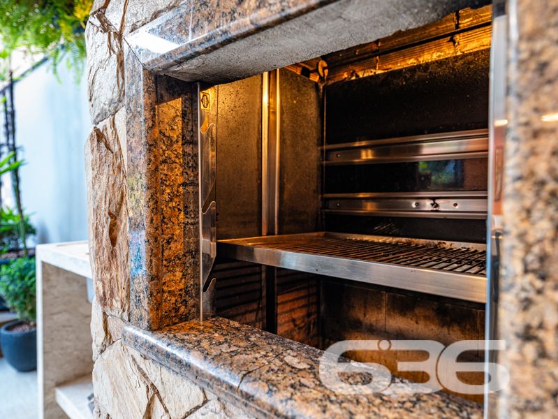 Exclusiva residência alto padrão no Saguaçu – requinte, conforto e sofisticação em cada detalhe!
Para quem valoriza qualidade de vida, espaço e uma arquitetura imponente, esta residência no coração do Saguaçu é a escolha perfeita. Com 336,43m² de área, em terreno plano de 400m², este sobrado oferece uma combinação ideal entre design funcional e ambientes encantadores.
São 2 dormitórios, 1 suíte, 1 suíte master, 1 suíte com closet, banheira de hidromassagem e varanda com rede. A casa conta ainda com home office, sala de jogos, lareira, 2 salas de estar, sala íntima, cozinha com móveis planejados, despensa, 2 lavabos e área de festas.
Além disso, o imóvel oferece segurança e conectividade: sistema de alarme, vigilância eletrônica, portão eletrônico, interfone e internet via fibra. A garagem comporta até 4 veículos, sendo 2 cobertos.
Localização estratégica, próximo a escolas, hospitais, supermercados, transporte público e serviços essenciais.
Este é mais que um imóvel — é um lar completo, onde cada detalhe reflete cuidado, bom gosto e solidez.
Entre em contato agora mesmo com a equipe da 636 Negócios Imobiliários e agende sua visita!
636 NEGÓCIOS IMOBILIÁRIOS: A SUA MELHOR ESCOLHA
Com mais de 30 anos de experiência, a 636 Negócios Imobiliários é sua parceira ideal para encontrar o imóvel perfeito. Estamos prontos para ajudá-lo a fazer deste imóvel o seu novo lar.
Telefone: (47) 3451-0636
WhatsApp: (47) 99190-0636
Não perca esta oportunidade única. Visite nosso site para mais informações: i636.com.br