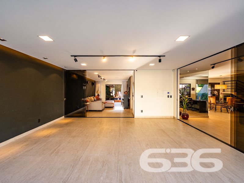 Exclusiva residência alto padrão no Saguaçu – requinte, conforto e sofisticação em cada detalhe!
Para quem valoriza qualidade de vida, espaço e uma arquitetura imponente, esta residência no coração do Saguaçu é a escolha perfeita. Com 336,43m² de área, em terreno plano de 400m², este sobrado oferece uma combinação ideal entre design funcional e ambientes encantadores.
São 2 dormitórios, 1 suíte, 1 suíte master, 1 suíte com closet, banheira de hidromassagem e varanda com rede. A casa conta ainda com home office, sala de jogos, lareira, 2 salas de estar, sala íntima, cozinha com móveis planejados, despensa, 2 lavabos e área de festas.
Além disso, o imóvel oferece segurança e conectividade: sistema de alarme, vigilância eletrônica, portão eletrônico, interfone e internet via fibra. A garagem comporta até 4 veículos, sendo 2 cobertos.
Localização estratégica, próximo a escolas, hospitais, supermercados, transporte público e serviços essenciais.
Este é mais que um imóvel — é um lar completo, onde cada detalhe reflete cuidado, bom gosto e solidez.
Entre em contato agora mesmo com a equipe da 636 Negócios Imobiliários e agende sua visita!
636 NEGÓCIOS IMOBILIÁRIOS: A SUA MELHOR ESCOLHA
Com mais de 30 anos de experiência, a 636 Negócios Imobiliários é sua parceira ideal para encontrar o imóvel perfeito. Estamos prontos para ajudá-lo a fazer deste imóvel o seu novo lar.
Telefone: (47) 3451-0636
WhatsApp: (47) 99190-0636
Não perca esta oportunidade única. Visite nosso site para mais informações: i636.com.br