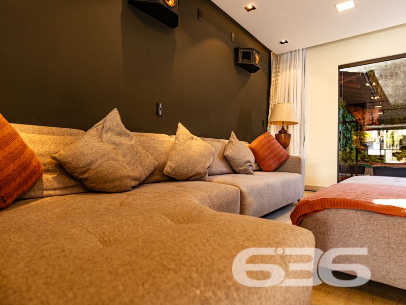 Exclusiva residência alto padrão no Saguaçu – requinte, conforto e sofisticação em cada detalhe!
Para quem valoriza qualidade de vida, espaço e uma arquitetura imponente, esta residência no coração do Saguaçu é a escolha perfeita. Com 336,43m² de área, em terreno plano de 400m², este sobrado oferece uma combinação ideal entre design funcional e ambientes encantadores.
São 2 dormitórios, 1 suíte, 1 suíte master, 1 suíte com closet, banheira de hidromassagem e varanda com rede. A casa conta ainda com home office, sala de jogos, lareira, 2 salas de estar, sala íntima, cozinha com móveis planejados, despensa, 2 lavabos e área de festas.
Além disso, o imóvel oferece segurança e conectividade: sistema de alarme, vigilância eletrônica, portão eletrônico, interfone e internet via fibra. A garagem comporta até 4 veículos, sendo 2 cobertos.
Localização estratégica, próximo a escolas, hospitais, supermercados, transporte público e serviços essenciais.
Este é mais que um imóvel — é um lar completo, onde cada detalhe reflete cuidado, bom gosto e solidez.
Entre em contato agora mesmo com a equipe da 636 Negócios Imobiliários e agende sua visita!
636 NEGÓCIOS IMOBILIÁRIOS: A SUA MELHOR ESCOLHA
Com mais de 30 anos de experiência, a 636 Negócios Imobiliários é sua parceira ideal para encontrar o imóvel perfeito. Estamos prontos para ajudá-lo a fazer deste imóvel o seu novo lar.
Telefone: (47) 3451-0636
WhatsApp: (47) 99190-0636
Não perca esta oportunidade única. Visite nosso site para mais informações: i636.com.br
