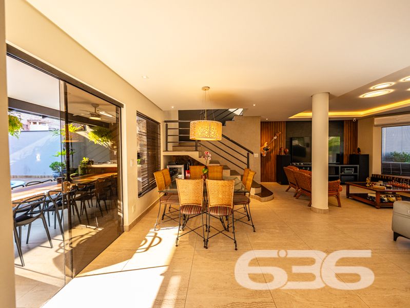 Exclusiva residência alto padrão no Saguaçu – requinte, conforto e sofisticação em cada detalhe!
Para quem valoriza qualidade de vida, espaço e uma arquitetura imponente, esta residência no coração do Saguaçu é a escolha perfeita. Com 336,43m² de área, em terreno plano de 400m², este sobrado oferece uma combinação ideal entre design funcional e ambientes encantadores.
São 2 dormitórios, 1 suíte, 1 suíte master, 1 suíte com closet, banheira de hidromassagem e varanda com rede. A casa conta ainda com home office, sala de jogos, lareira, 2 salas de estar, sala íntima, cozinha com móveis planejados, despensa, 2 lavabos e área de festas.
Além disso, o imóvel oferece segurança e conectividade: sistema de alarme, vigilância eletrônica, portão eletrônico, interfone e internet via fibra. A garagem comporta até 4 veículos, sendo 2 cobertos.
Localização estratégica, próximo a escolas, hospitais, supermercados, transporte público e serviços essenciais.
Este é mais que um imóvel — é um lar completo, onde cada detalhe reflete cuidado, bom gosto e solidez.
Entre em contato agora mesmo com a equipe da 636 Negócios Imobiliários e agende sua visita!
636 NEGÓCIOS IMOBILIÁRIOS: A SUA MELHOR ESCOLHA
Com mais de 30 anos de experiência, a 636 Negócios Imobiliários é sua parceira ideal para encontrar o imóvel perfeito. Estamos prontos para ajudá-lo a fazer deste imóvel o seu novo lar.
Telefone: (47) 3451-0636
WhatsApp: (47) 99190-0636
Não perca esta oportunidade única. Visite nosso site para mais informações: i636.com.br