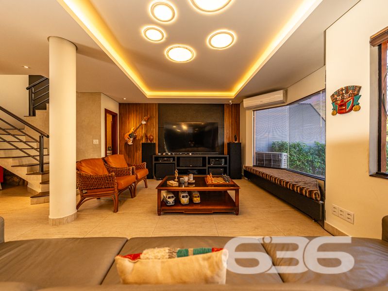 Exclusiva residência alto padrão no Saguaçu – requinte, conforto e sofisticação em cada detalhe!
Para quem valoriza qualidade de vida, espaço e uma arquitetura imponente, esta residência no coração do Saguaçu é a escolha perfeita. Com 336,43m² de área, em terreno plano de 400m², este sobrado oferece uma combinação ideal entre design funcional e ambientes encantadores.
São 2 dormitórios, 1 suíte, 1 suíte master, 1 suíte com closet, banheira de hidromassagem e varanda com rede. A casa conta ainda com home office, sala de jogos, lareira, 2 salas de estar, sala íntima, cozinha com móveis planejados, despensa, 2 lavabos e área de festas.
Além disso, o imóvel oferece segurança e conectividade: sistema de alarme, vigilância eletrônica, portão eletrônico, interfone e internet via fibra. A garagem comporta até 4 veículos, sendo 2 cobertos.
Localização estratégica, próximo a escolas, hospitais, supermercados, transporte público e serviços essenciais.
Este é mais que um imóvel — é um lar completo, onde cada detalhe reflete cuidado, bom gosto e solidez.
Entre em contato agora mesmo com a equipe da 636 Negócios Imobiliários e agende sua visita!
636 NEGÓCIOS IMOBILIÁRIOS: A SUA MELHOR ESCOLHA
Com mais de 30 anos de experiência, a 636 Negócios Imobiliários é sua parceira ideal para encontrar o imóvel perfeito. Estamos prontos para ajudá-lo a fazer deste imóvel o seu novo lar.
Telefone: (47) 3451-0636
WhatsApp: (47) 99190-0636
Não perca esta oportunidade única. Visite nosso site para mais informações: i636.com.br
