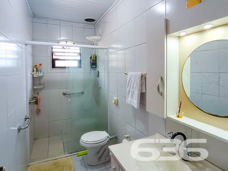 A oportunidade perfeita para você que busca um imóvel versátil e bem localizado em Joinville, está na palma da sua mão! A 636 Negócios Imobiliários apresenta este espetacular sobrado de alto padrão, localizado no bairro Itinga, que combina conforto, espaço e praticidade em um só lugar. Com uma área construída de 500 m² em um terreno de 726,88 m², a propriedade oferece amplas acomodações e diversas possibilidades de uso!
No chão térreo, destaca-se uma sala comercial de 200 m² com banheiro, prontíssima para locação.
Na parte superior, um lar completo aguarda você: são cinco dormitórios, sendo uma suíte master para garantir seu conforto. Com três banheiros, duas salas de estar, ambas integradas a uma elegante sala de jantar, além de duas cozinhas bem planejadas, esse espaço é ideal para sua família viver com muito conforto e espaço. A varanda panorâmica com redes e a área de festas com churrasqueira são perfeita para momentos de lazer e convivência.
Logo atrás, uma edícula de 90 m² aumenta ainda mais sua capacidade de acomodação. Com sala, cozinha, banheiro e mais uma suíte, esta edícula é um complemento valioso a esta propriedade já fantástica. Seis vagas de garagem, quatro delas cobertas, garantem acomodar toda a sua frota.
A proximidade com escolas renomadas, hospitais, shoppings e vias de acesso rápido torna sua rotina mais simples e prazerosa. Além disso, a conexão por fibra ótica mantém você sempre conectado ao mundo.
Este imóvel aceita animais e é totalmente murado, trazendo ainda mais segurança e praticidade. Não perca a chance de residir ou investir no coração de Itinga, uma das regiões mais convenientes de Joinville.
636 NEGÓCIOS IMOBILIÁRIOS: A SUA MELHOR ESCOLHA
Com mais de 30 anos de experiência, a 636 Negócios Imobiliários é sua parceira ideal para encontrar o imóvel perfeito. Estamos prontos para ajudá-lo a fazer deste imóvel o seu novo lar.
Telefone: (47) 3451-0636
WhatsApp: (47) 99190-0636
Não perca esta oportunidade única. Visite nosso site para mais informações: i636.com.br