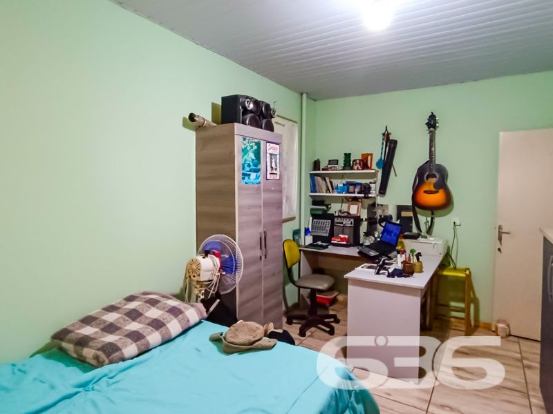 A oportunidade perfeita para você que busca um imóvel versátil e bem localizado em Joinville, está na palma da sua mão! A 636 Negócios Imobiliários apresenta este espetacular sobrado de alto padrão, localizado no bairro Itinga, que combina conforto, espaço e praticidade em um só lugar. Com uma área construída de 500 m² em um terreno de 726,88 m², a propriedade oferece amplas acomodações e diversas possibilidades de uso!
No chão térreo, destaca-se uma sala comercial de 200 m² com banheiro, prontíssima para locação.
Na parte superior, um lar completo aguarda você: são cinco dormitórios, sendo uma suíte master para garantir seu conforto. Com três banheiros, duas salas de estar, ambas integradas a uma elegante sala de jantar, além de duas cozinhas bem planejadas, esse espaço é ideal para sua família viver com muito conforto e espaço. A varanda panorâmica com redes e a área de festas com churrasqueira são perfeita para momentos de lazer e convivência.
Logo atrás, uma edícula de 90 m² aumenta ainda mais sua capacidade de acomodação. Com sala, cozinha, banheiro e mais uma suíte, esta edícula é um complemento valioso a esta propriedade já fantástica. Seis vagas de garagem, quatro delas cobertas, garantem acomodar toda a sua frota.
A proximidade com escolas renomadas, hospitais, shoppings e vias de acesso rápido torna sua rotina mais simples e prazerosa. Além disso, a conexão por fibra ótica mantém você sempre conectado ao mundo.
Este imóvel aceita animais e é totalmente murado, trazendo ainda mais segurança e praticidade. Não perca a chance de residir ou investir no coração de Itinga, uma das regiões mais convenientes de Joinville.
636 NEGÓCIOS IMOBILIÁRIOS: A SUA MELHOR ESCOLHA
Com mais de 30 anos de experiência, a 636 Negócios Imobiliários é sua parceira ideal para encontrar o imóvel perfeito. Estamos prontos para ajudá-lo a fazer deste imóvel o seu novo lar.
Telefone: (47) 3451-0636
WhatsApp: (47) 99190-0636
Não perca esta oportunidade única. Visite nosso site para mais informações: i636.com.br