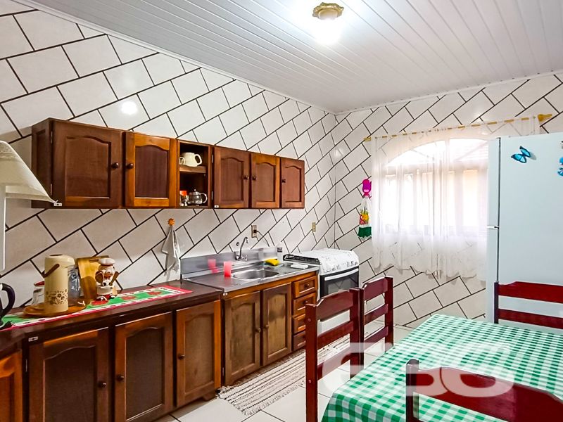 A oportunidade perfeita para você que busca um imóvel versátil e bem localizado em Joinville, está na palma da sua mão! A 636 Negócios Imobiliários apresenta este espetacular sobrado de alto padrão, localizado no bairro Itinga, que combina conforto, espaço e praticidade em um só lugar. Com uma área construída de 500 m² em um terreno de 726,88 m², a propriedade oferece amplas acomodações e diversas possibilidades de uso!
No chão térreo, destaca-se uma sala comercial de 200 m² com banheiro, prontíssima para locação.
Na parte superior, um lar completo aguarda você: são cinco dormitórios, sendo uma suíte master para garantir seu conforto. Com três banheiros, duas salas de estar, ambas integradas a uma elegante sala de jantar, além de duas cozinhas bem planejadas, esse espaço é ideal para sua família viver com muito conforto e espaço. A varanda panorâmica com redes e a área de festas com churrasqueira são perfeita para momentos de lazer e convivência.
Logo atrás, uma edícula de 90 m² aumenta ainda mais sua capacidade de acomodação. Com sala, cozinha, banheiro e mais uma suíte, esta edícula é um complemento valioso a esta propriedade já fantástica. Seis vagas de garagem, quatro delas cobertas, garantem acomodar toda a sua frota.
A proximidade com escolas renomadas, hospitais, shoppings e vias de acesso rápido torna sua rotina mais simples e prazerosa. Além disso, a conexão por fibra ótica mantém você sempre conectado ao mundo.
Este imóvel aceita animais e é totalmente murado, trazendo ainda mais segurança e praticidade. Não perca a chance de residir ou investir no coração de Itinga, uma das regiões mais convenientes de Joinville.
636 NEGÓCIOS IMOBILIÁRIOS: A SUA MELHOR ESCOLHA
Com mais de 30 anos de experiência, a 636 Negócios Imobiliários é sua parceira ideal para encontrar o imóvel perfeito. Estamos prontos para ajudá-lo a fazer deste imóvel o seu novo lar.
Telefone: (47) 3451-0636
WhatsApp: (47) 99190-0636
Não perca esta oportunidade única. Visite nosso site para mais informações: i636.com.br