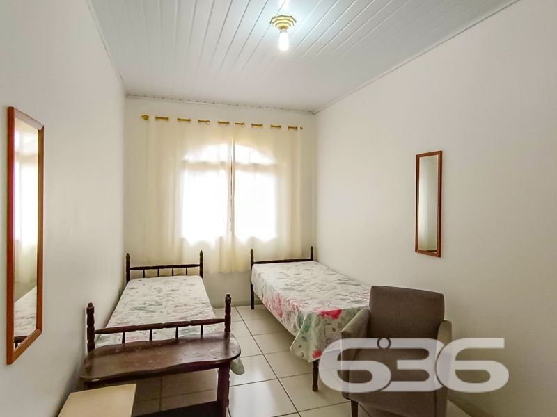 A oportunidade perfeita para você que busca um imóvel versátil e bem localizado em Joinville, está na palma da sua mão! A 636 Negócios Imobiliários apresenta este espetacular sobrado de alto padrão, localizado no bairro Itinga, que combina conforto, espaço e praticidade em um só lugar. Com uma área construída de 500 m² em um terreno de 726,88 m², a propriedade oferece amplas acomodações e diversas possibilidades de uso!
No chão térreo, destaca-se uma sala comercial de 200 m² com banheiro, prontíssima para locação.
Na parte superior, um lar completo aguarda você: são cinco dormitórios, sendo uma suíte master para garantir seu conforto. Com três banheiros, duas salas de estar, ambas integradas a uma elegante sala de jantar, além de duas cozinhas bem planejadas, esse espaço é ideal para sua família viver com muito conforto e espaço. A varanda panorâmica com redes e a área de festas com churrasqueira são perfeita para momentos de lazer e convivência.
Logo atrás, uma edícula de 90 m² aumenta ainda mais sua capacidade de acomodação. Com sala, cozinha, banheiro e mais uma suíte, esta edícula é um complemento valioso a esta propriedade já fantástica. Seis vagas de garagem, quatro delas cobertas, garantem acomodar toda a sua frota.
A proximidade com escolas renomadas, hospitais, shoppings e vias de acesso rápido torna sua rotina mais simples e prazerosa. Além disso, a conexão por fibra ótica mantém você sempre conectado ao mundo.
Este imóvel aceita animais e é totalmente murado, trazendo ainda mais segurança e praticidade. Não perca a chance de residir ou investir no coração de Itinga, uma das regiões mais convenientes de Joinville.
636 NEGÓCIOS IMOBILIÁRIOS: A SUA MELHOR ESCOLHA
Com mais de 30 anos de experiência, a 636 Negócios Imobiliários é sua parceira ideal para encontrar o imóvel perfeito. Estamos prontos para ajudá-lo a fazer deste imóvel o seu novo lar.
Telefone: (47) 3451-0636
WhatsApp: (47) 99190-0636
Não perca esta oportunidade única. Visite nosso site para mais informações: i636.com.br