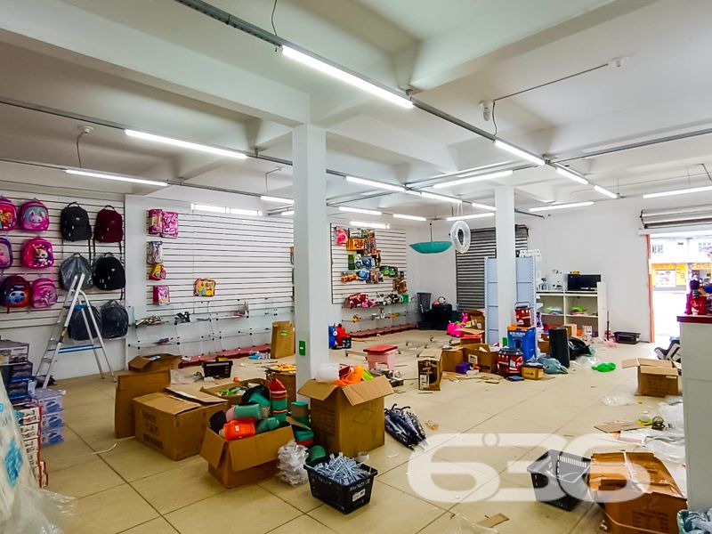 A oportunidade perfeita para você que busca um imóvel versátil e bem localizado em Joinville, está na palma da sua mão! A 636 Negócios Imobiliários apresenta este espetacular sobrado de alto padrão, localizado no bairro Itinga, que combina conforto, espaço e praticidade em um só lugar. Com uma área construída de 500 m² em um terreno de 726,88 m², a propriedade oferece amplas acomodações e diversas possibilidades de uso!
No chão térreo, destaca-se uma sala comercial de 200 m² com banheiro, prontíssima para locação.
Na parte superior, um lar completo aguarda você: são cinco dormitórios, sendo uma suíte master para garantir seu conforto. Com três banheiros, duas salas de estar, ambas integradas a uma elegante sala de jantar, além de duas cozinhas bem planejadas, esse espaço é ideal para sua família viver com muito conforto e espaço. A varanda panorâmica com redes e a área de festas com churrasqueira são perfeita para momentos de lazer e convivência.
Logo atrás, uma edícula de 90 m² aumenta ainda mais sua capacidade de acomodação. Com sala, cozinha, banheiro e mais uma suíte, esta edícula é um complemento valioso a esta propriedade já fantástica. Seis vagas de garagem, quatro delas cobertas, garantem acomodar toda a sua frota.
A proximidade com escolas renomadas, hospitais, shoppings e vias de acesso rápido torna sua rotina mais simples e prazerosa. Além disso, a conexão por fibra ótica mantém você sempre conectado ao mundo.
Este imóvel aceita animais e é totalmente murado, trazendo ainda mais segurança e praticidade. Não perca a chance de residir ou investir no coração de Itinga, uma das regiões mais convenientes de Joinville.
636 NEGÓCIOS IMOBILIÁRIOS: A SUA MELHOR ESCOLHA
Com mais de 30 anos de experiência, a 636 Negócios Imobiliários é sua parceira ideal para encontrar o imóvel perfeito. Estamos prontos para ajudá-lo a fazer deste imóvel o seu novo lar.
Telefone: (47) 3451-0636
WhatsApp: (47) 99190-0636
Não perca esta oportunidade única. Visite nosso site para mais informações: i636.com.br
