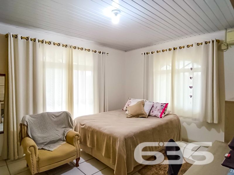 A oportunidade perfeita para você que busca um imóvel versátil e bem localizado em Joinville, está na palma da sua mão! A 636 Negócios Imobiliários apresenta este espetacular sobrado de alto padrão, localizado no bairro Itinga, que combina conforto, espaço e praticidade em um só lugar. Com uma área construída de 500 m² em um terreno de 726,88 m², a propriedade oferece amplas acomodações e diversas possibilidades de uso!
No chão térreo, destaca-se uma sala comercial de 200 m² com banheiro, prontíssima para locação.
Na parte superior, um lar completo aguarda você: são cinco dormitórios, sendo uma suíte master para garantir seu conforto. Com três banheiros, duas salas de estar, ambas integradas a uma elegante sala de jantar, além de duas cozinhas bem planejadas, esse espaço é ideal para sua família viver com muito conforto e espaço. A varanda panorâmica com redes e a área de festas com churrasqueira são perfeita para momentos de lazer e convivência.
Logo atrás, uma edícula de 90 m² aumenta ainda mais sua capacidade de acomodação. Com sala, cozinha, banheiro e mais uma suíte, esta edícula é um complemento valioso a esta propriedade já fantástica. Seis vagas de garagem, quatro delas cobertas, garantem acomodar toda a sua frota.
A proximidade com escolas renomadas, hospitais, shoppings e vias de acesso rápido torna sua rotina mais simples e prazerosa. Além disso, a conexão por fibra ótica mantém você sempre conectado ao mundo.
Este imóvel aceita animais e é totalmente murado, trazendo ainda mais segurança e praticidade. Não perca a chance de residir ou investir no coração de Itinga, uma das regiões mais convenientes de Joinville.
636 NEGÓCIOS IMOBILIÁRIOS: A SUA MELHOR ESCOLHA
Com mais de 30 anos de experiência, a 636 Negócios Imobiliários é sua parceira ideal para encontrar o imóvel perfeito. Estamos prontos para ajudá-lo a fazer deste imóvel o seu novo lar.
Telefone: (47) 3451-0636
WhatsApp: (47) 99190-0636
Não perca esta oportunidade única. Visite nosso site para mais informações: i636.com.br